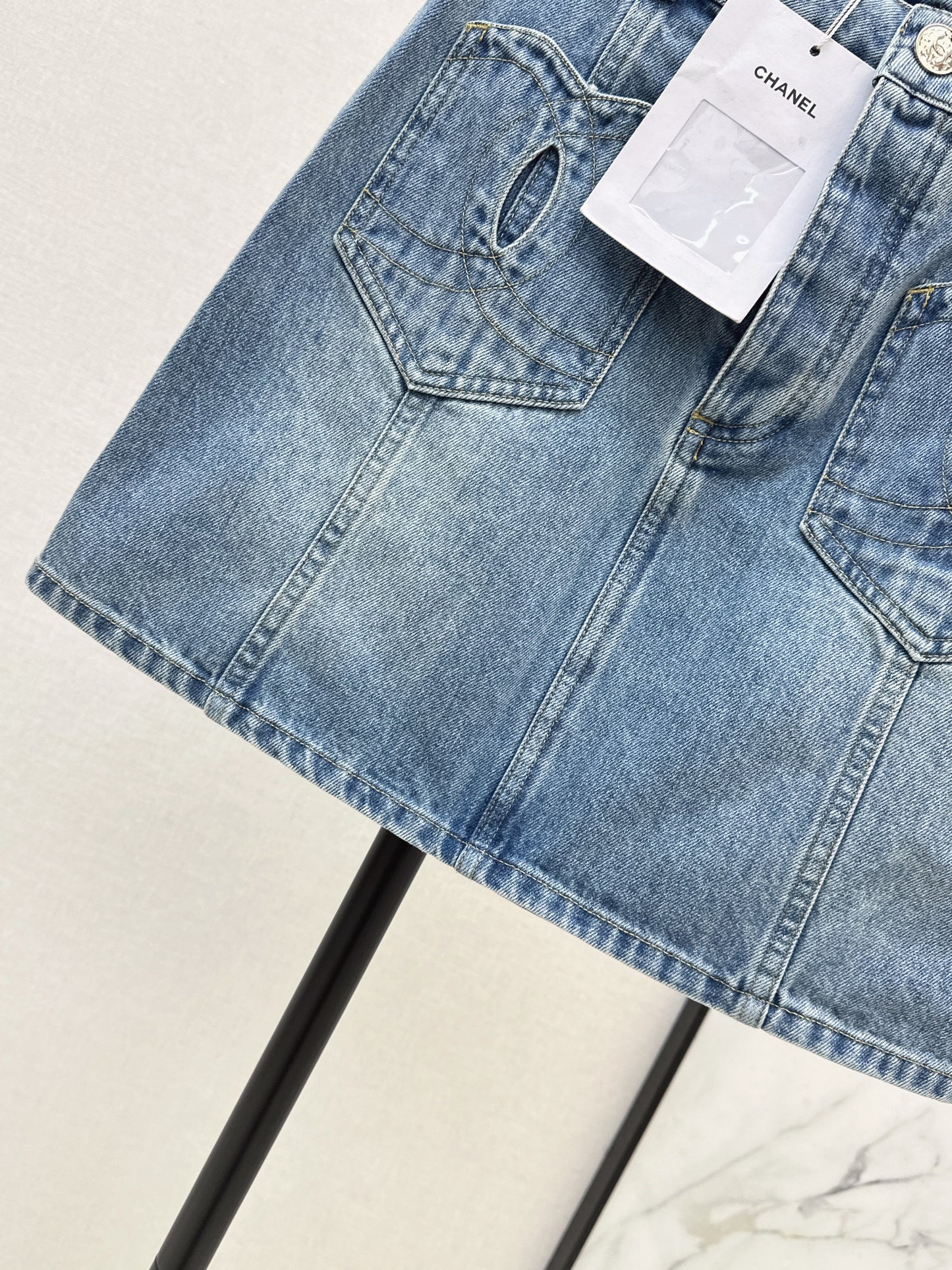 26ss Pocket-decorated midi skirt