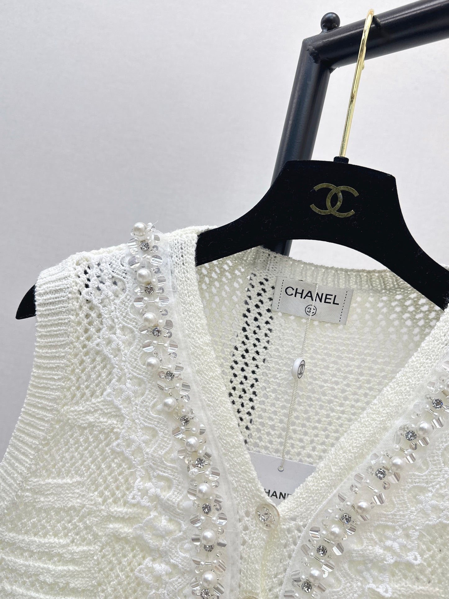 26ss Rhinestone-studded V-neck knit vest