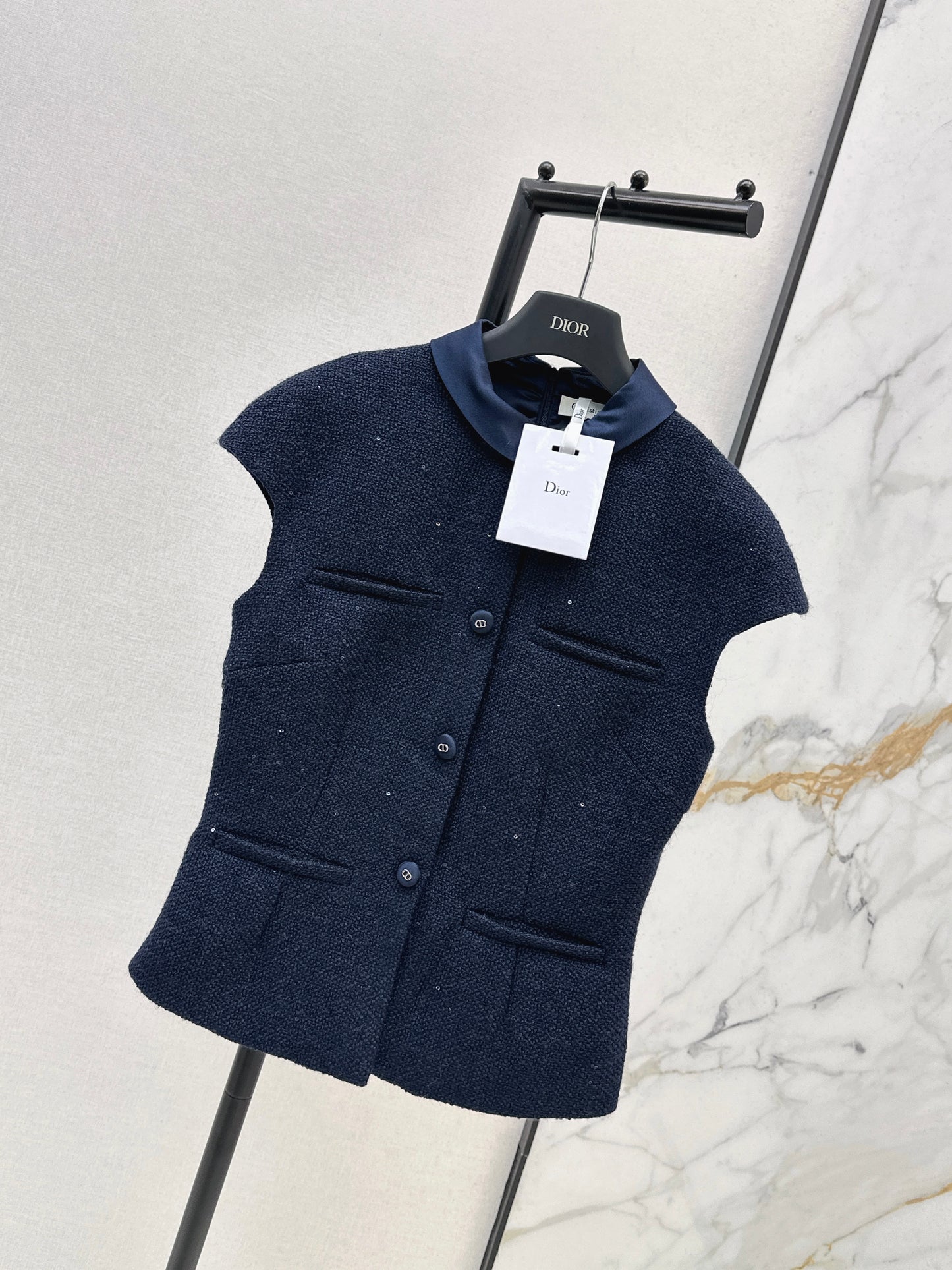 26ss Stand-up collar, fitted waist knitted top