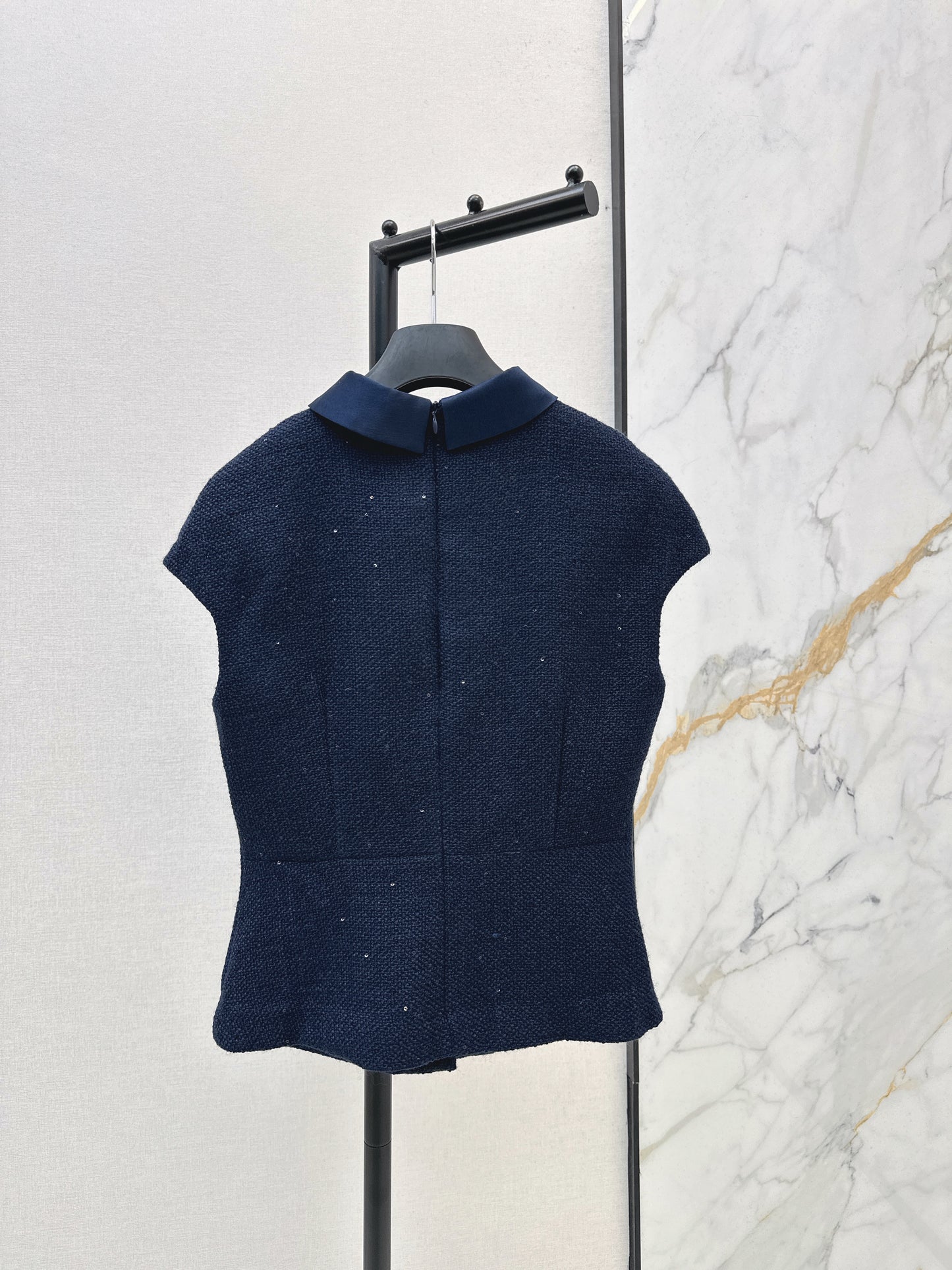 26ss Stand-up collar, fitted waist knitted top