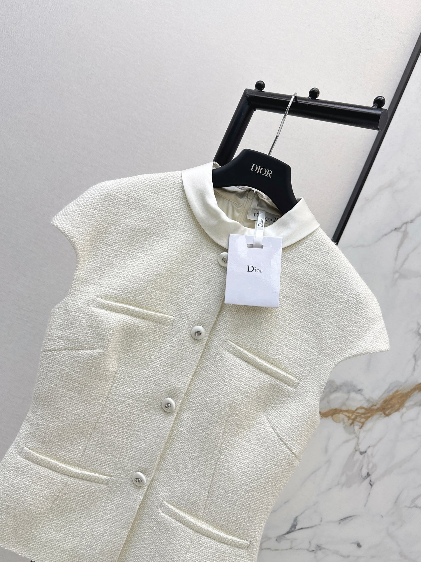 26ss Stand-up collar, fitted waist knitted top
