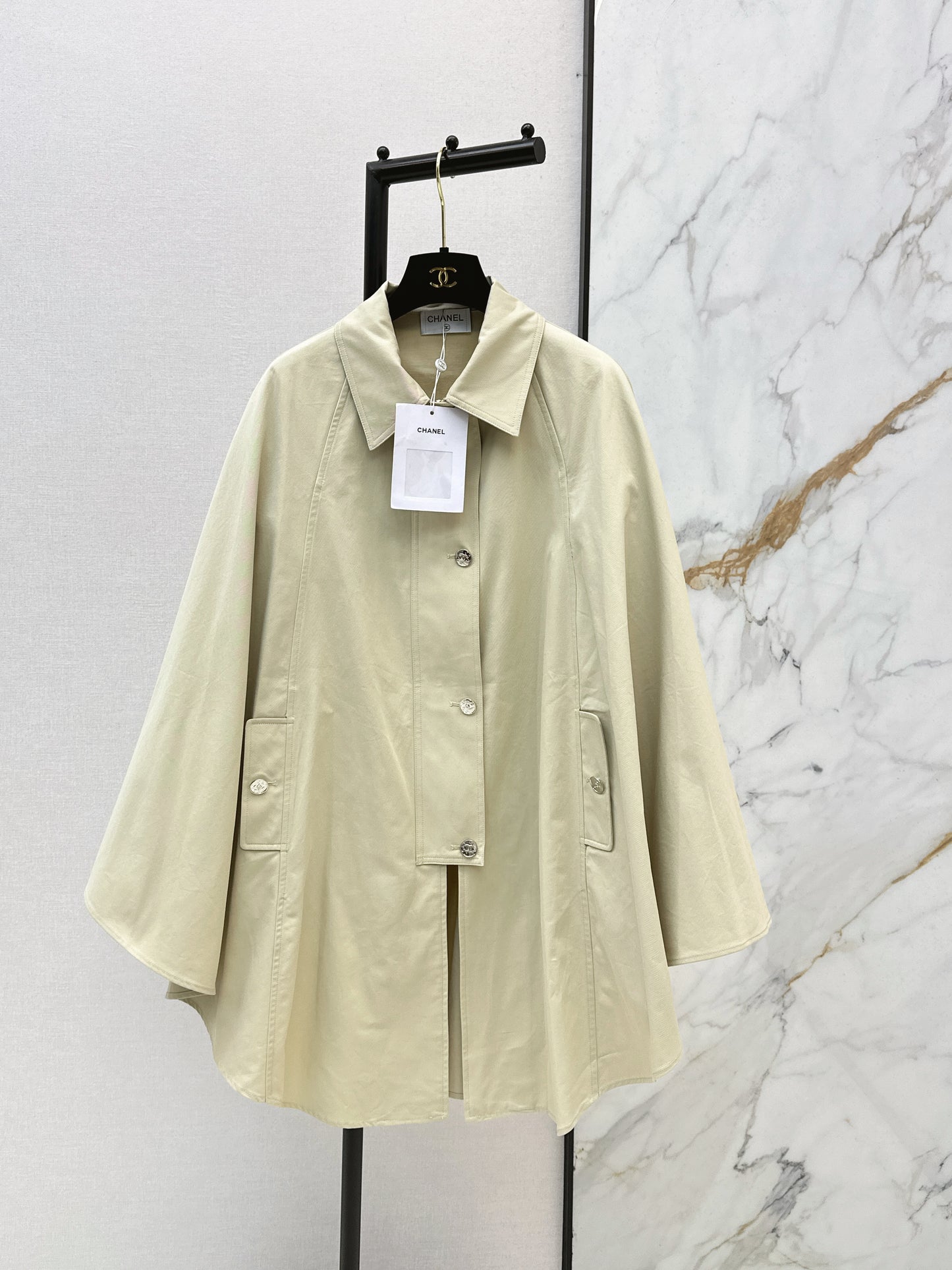 26ss Cape-style trench coat