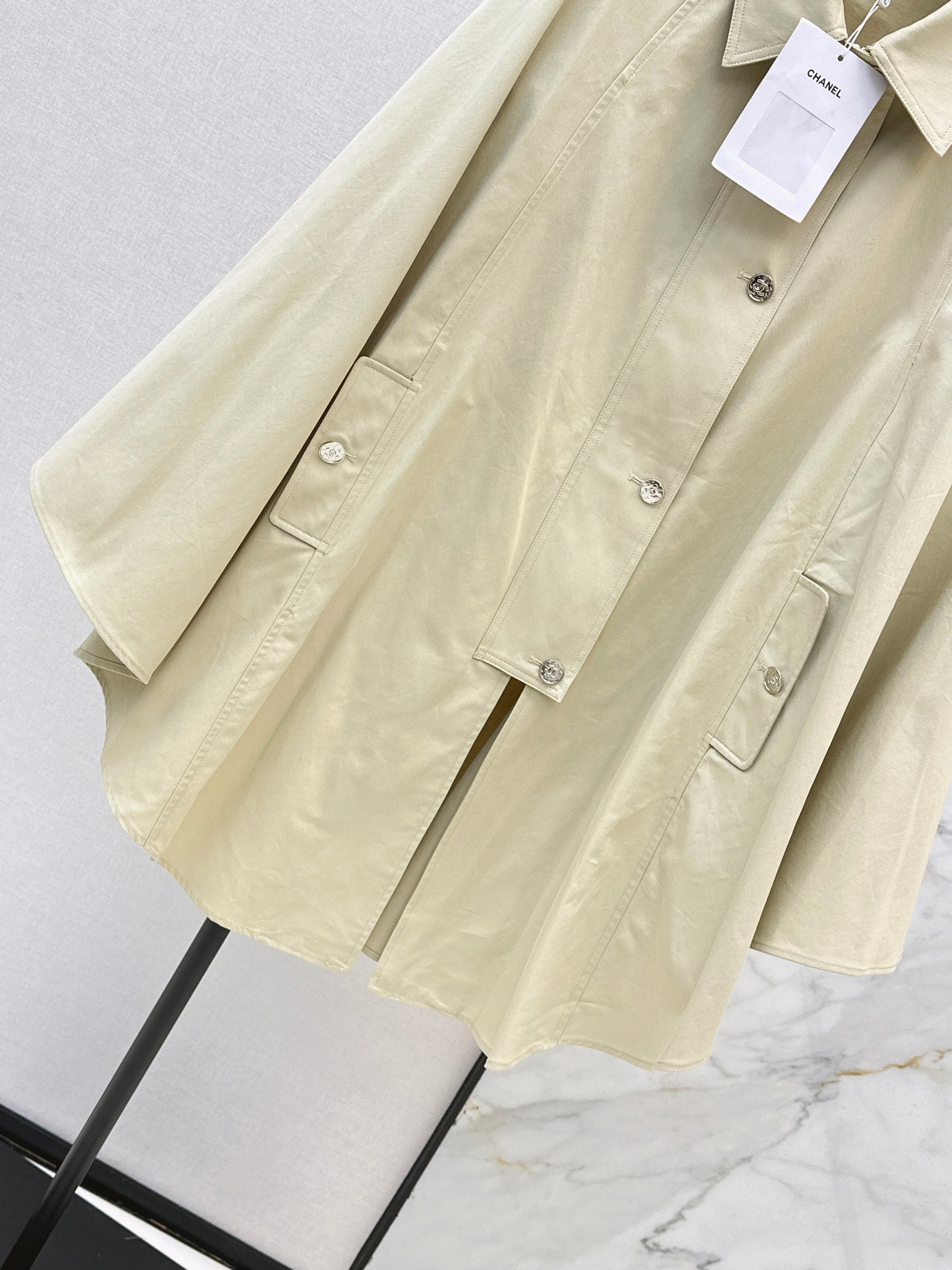 26ss Cape-style trench coat