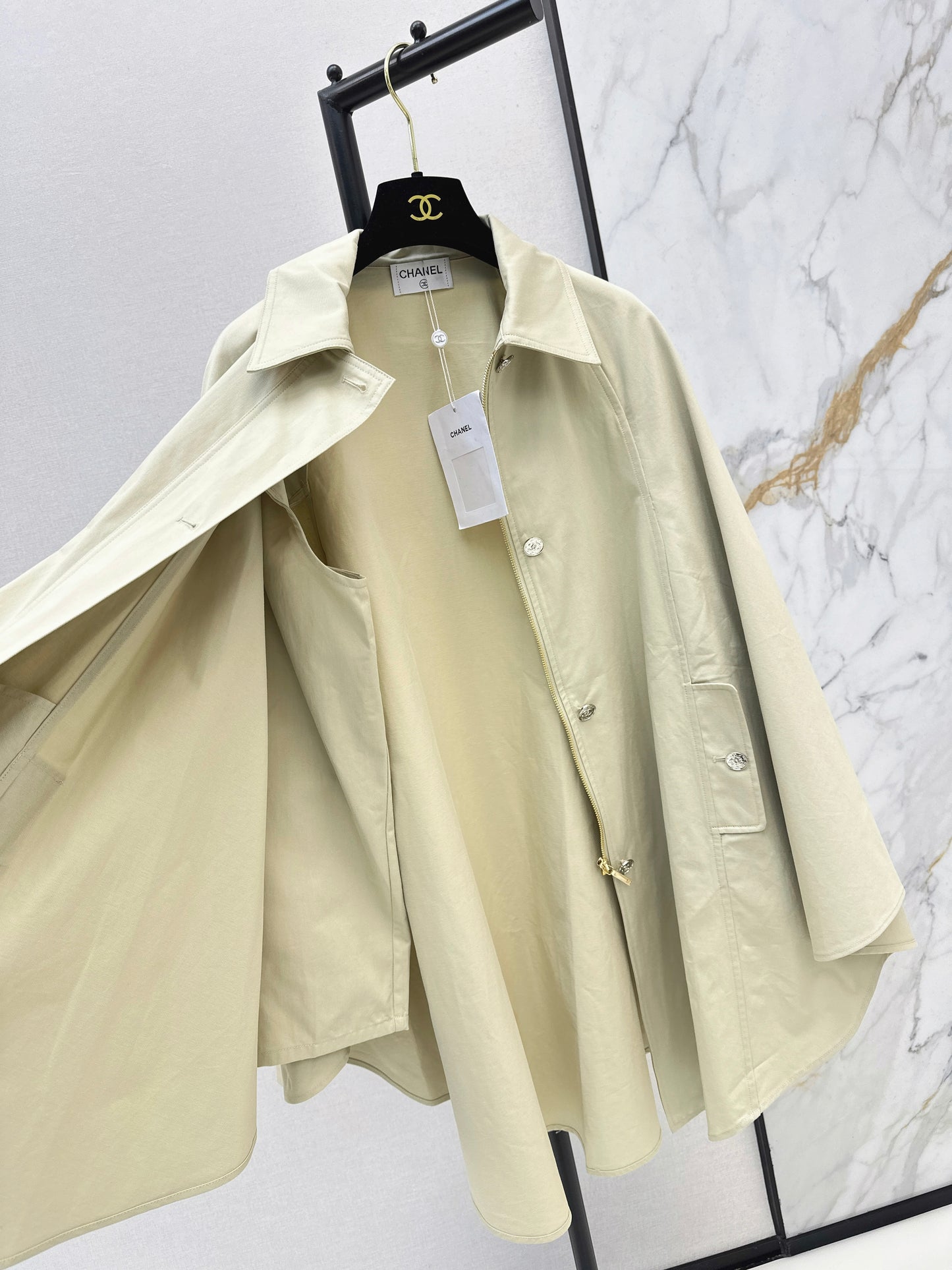 26ss Cape-style trench coat