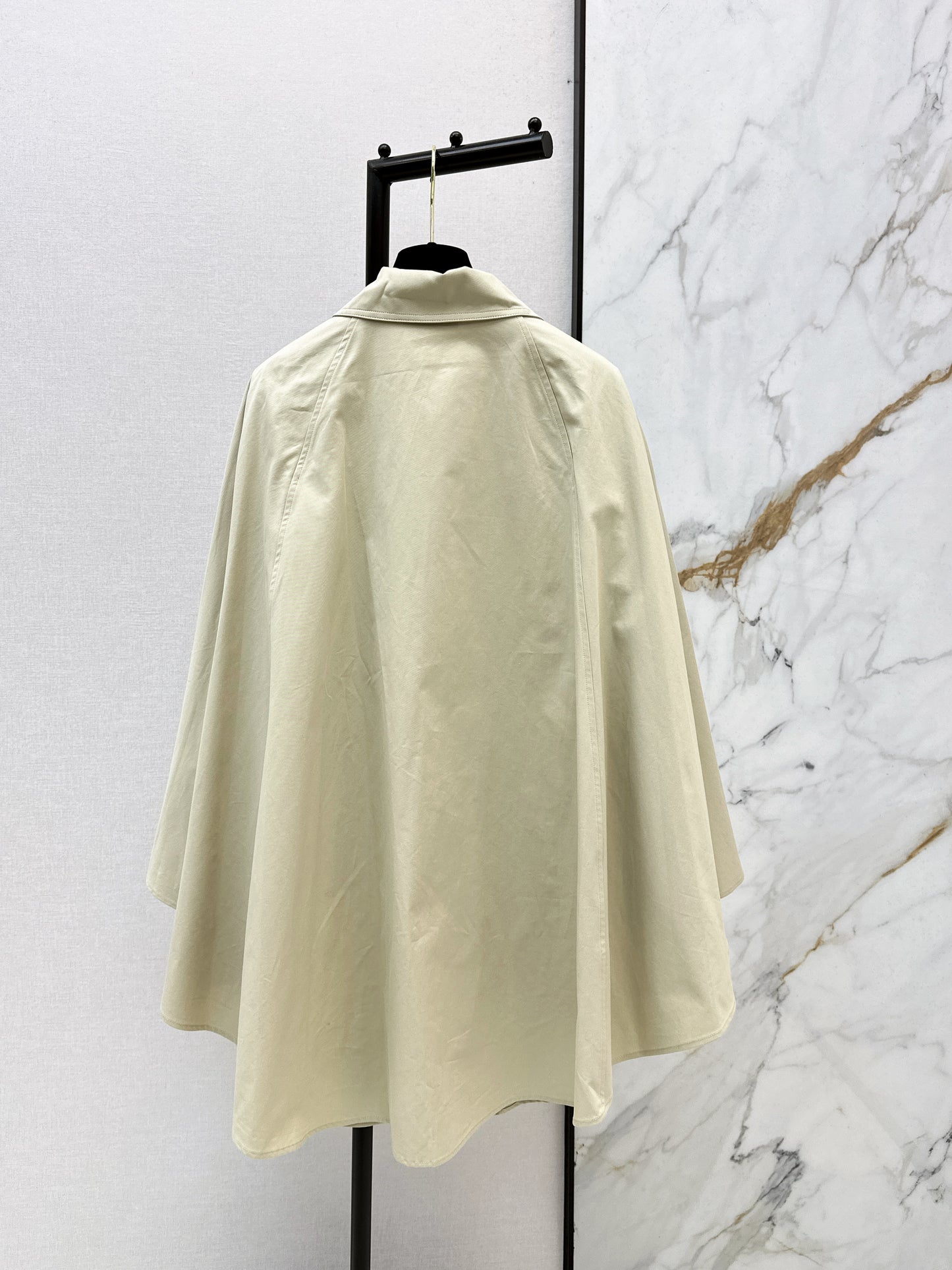 26ss Cape-style trench coat