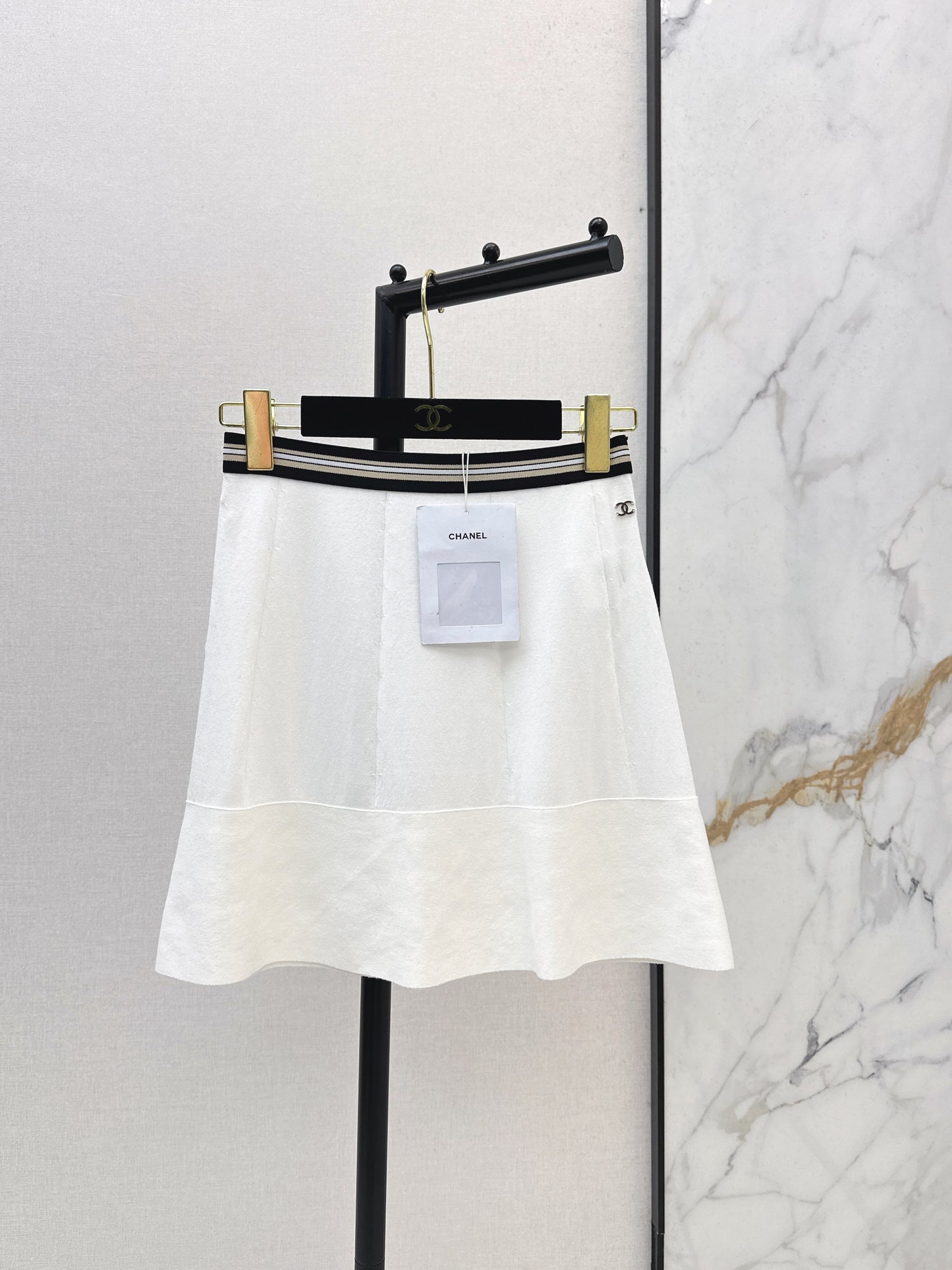 26ss Youthful and Versatile Midi Skirt