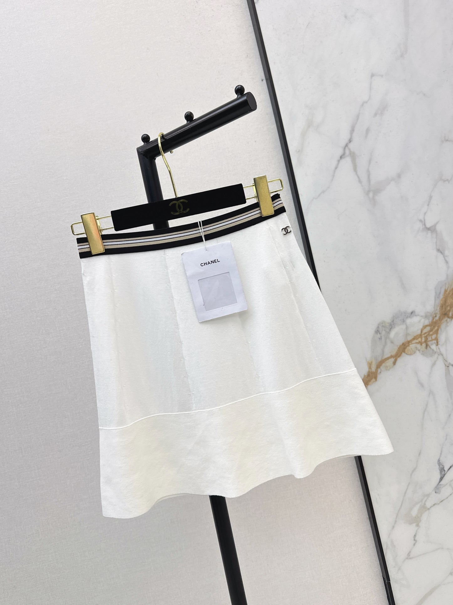 26ss Youthful and Versatile Midi Skirt