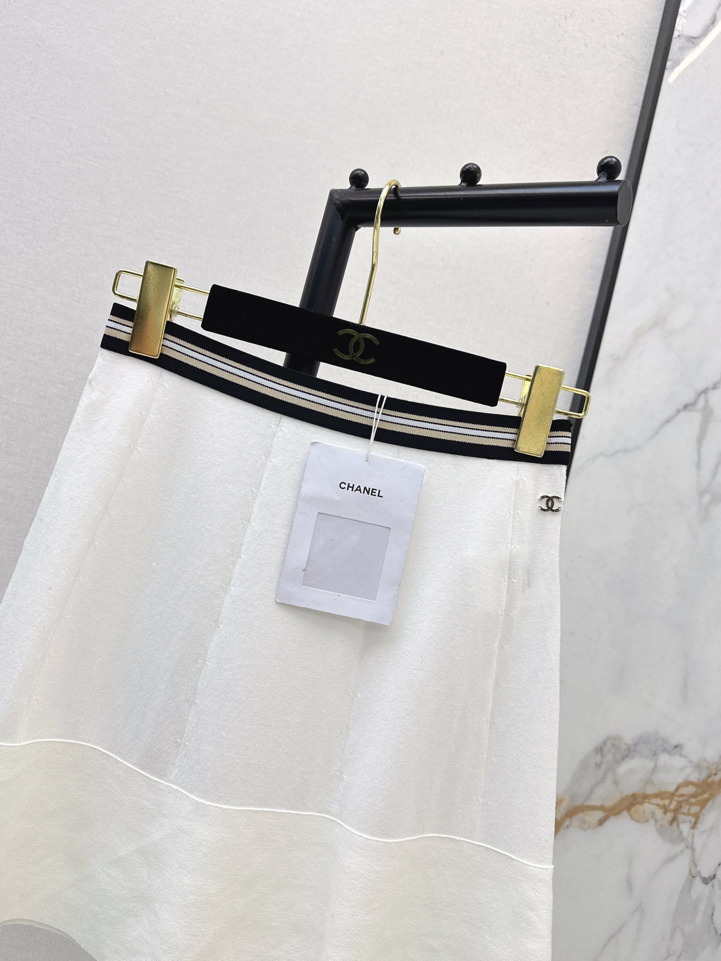 26ss Youthful and Versatile Midi Skirt