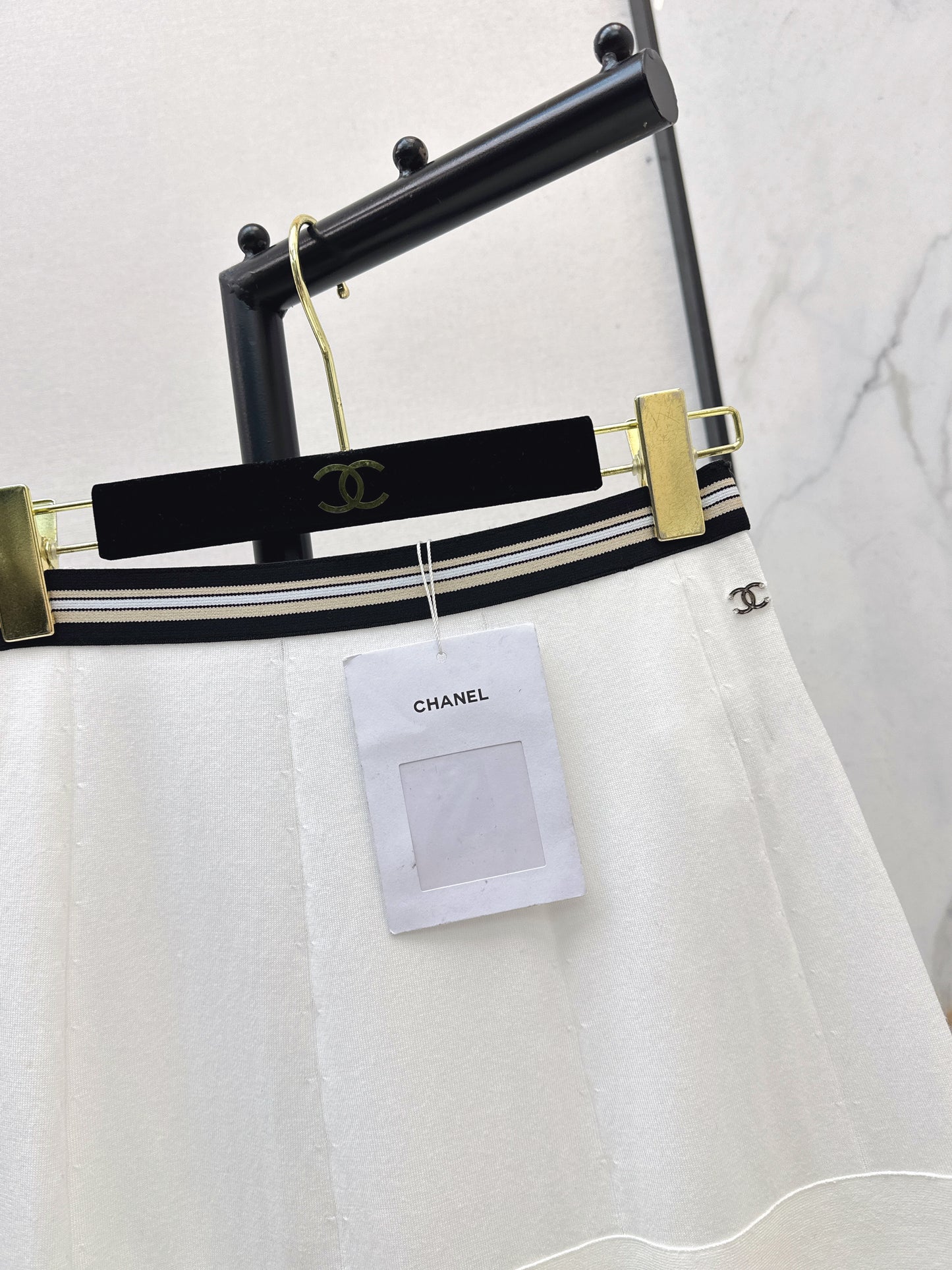 26ss Youthful and Versatile Midi Skirt