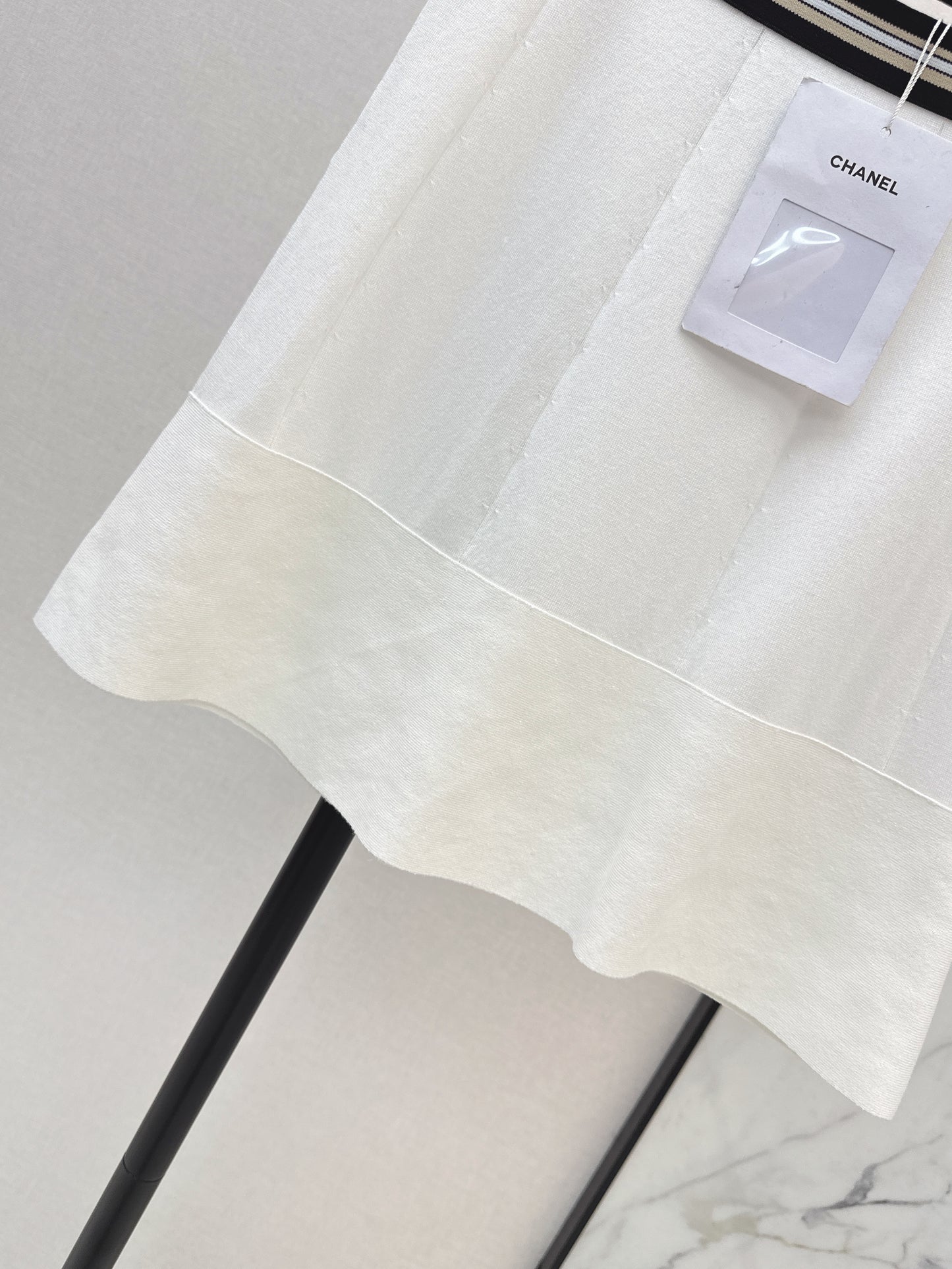 26ss Youthful and Versatile Midi Skirt