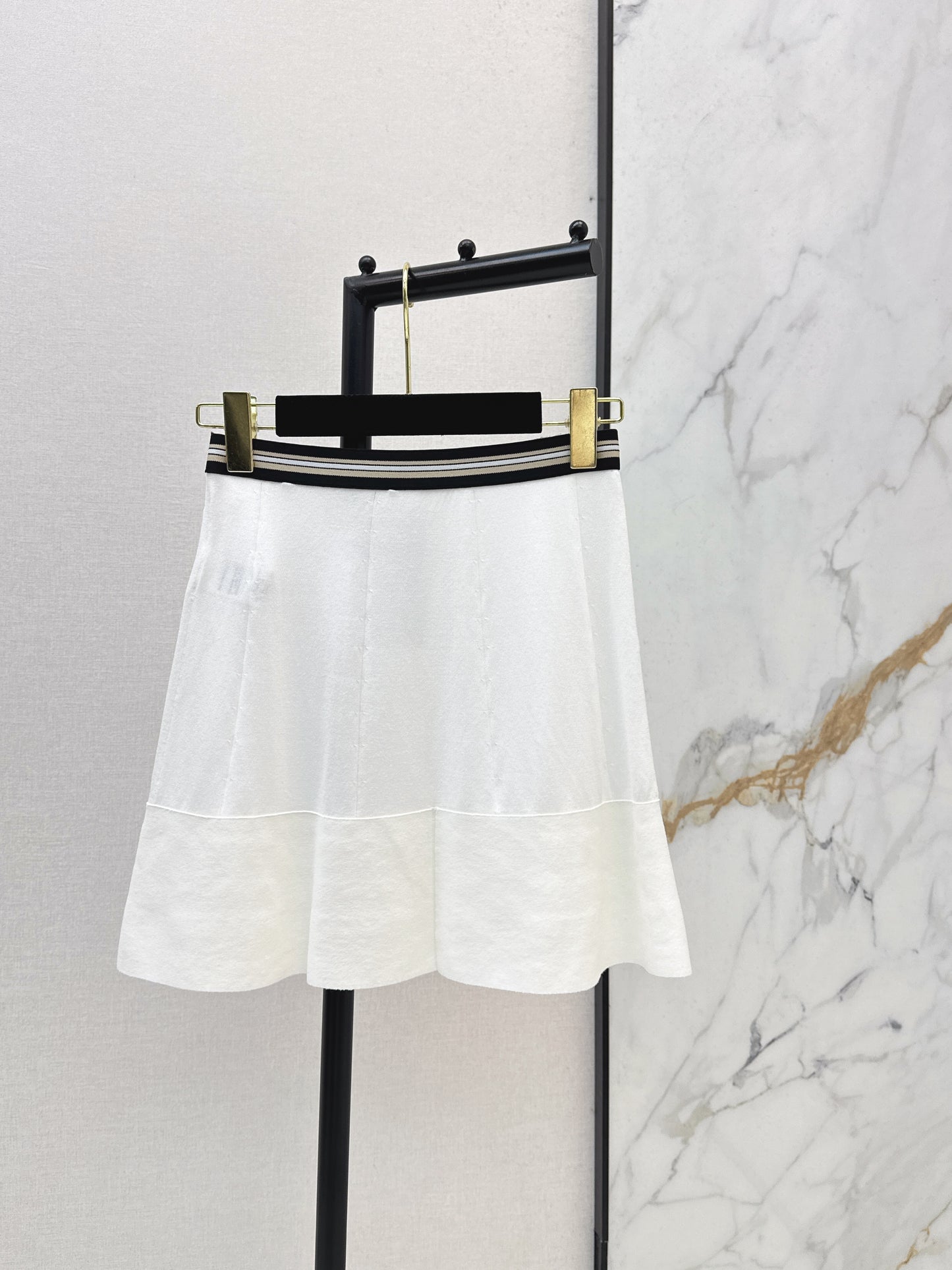 26ss Youthful and Versatile Midi Skirt