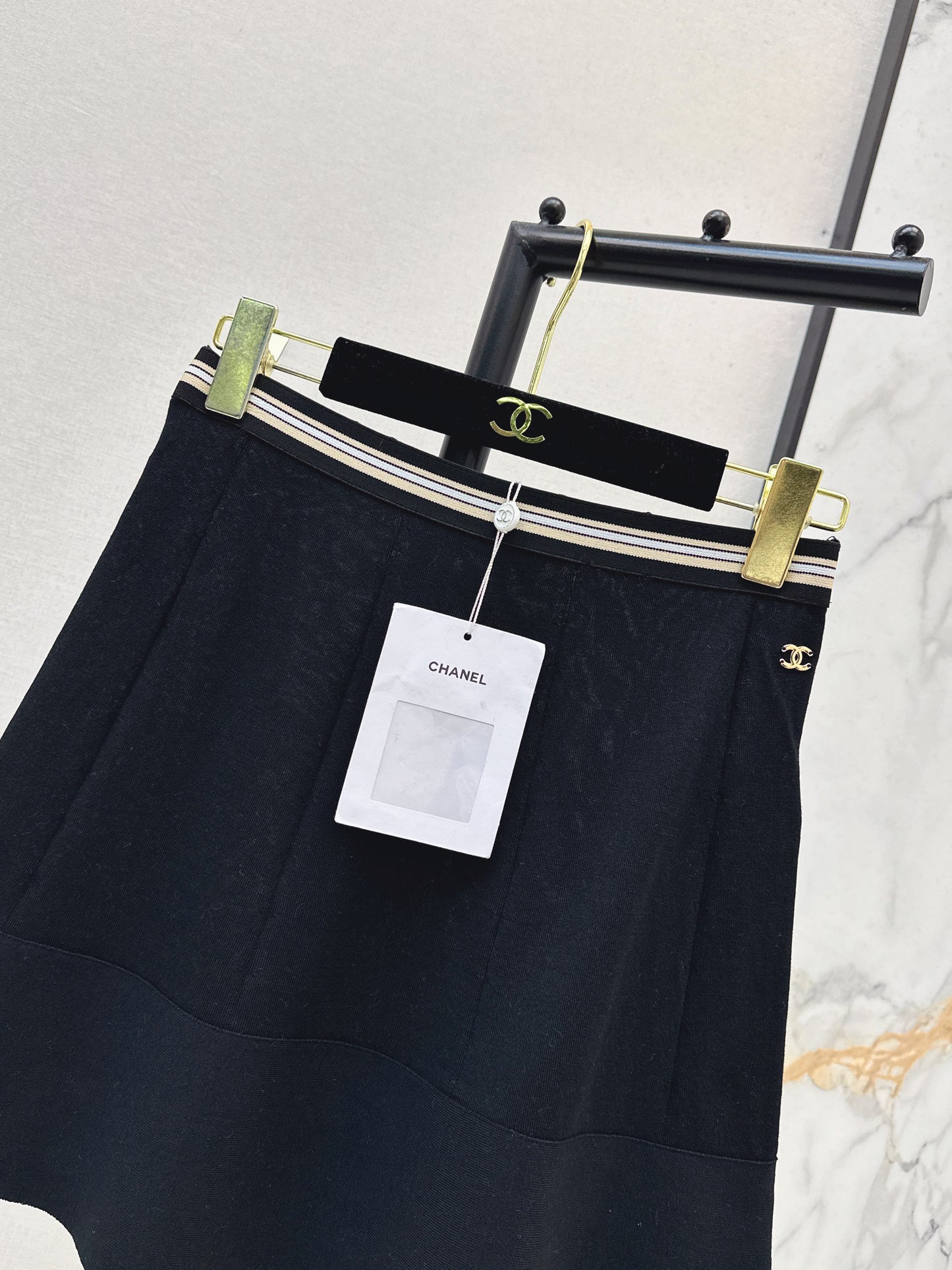 26ss Youthful and Versatile Midi Skirt