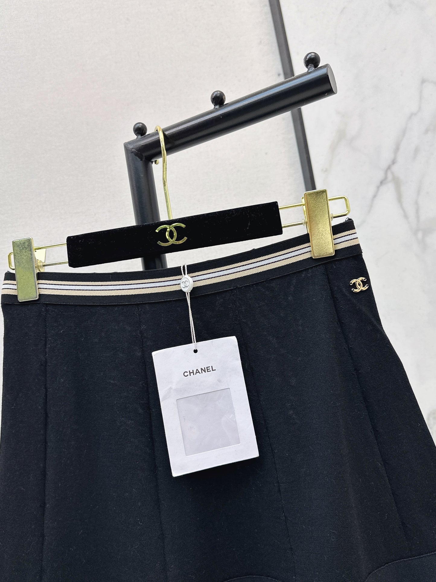 26ss Youthful and Versatile Midi Skirt