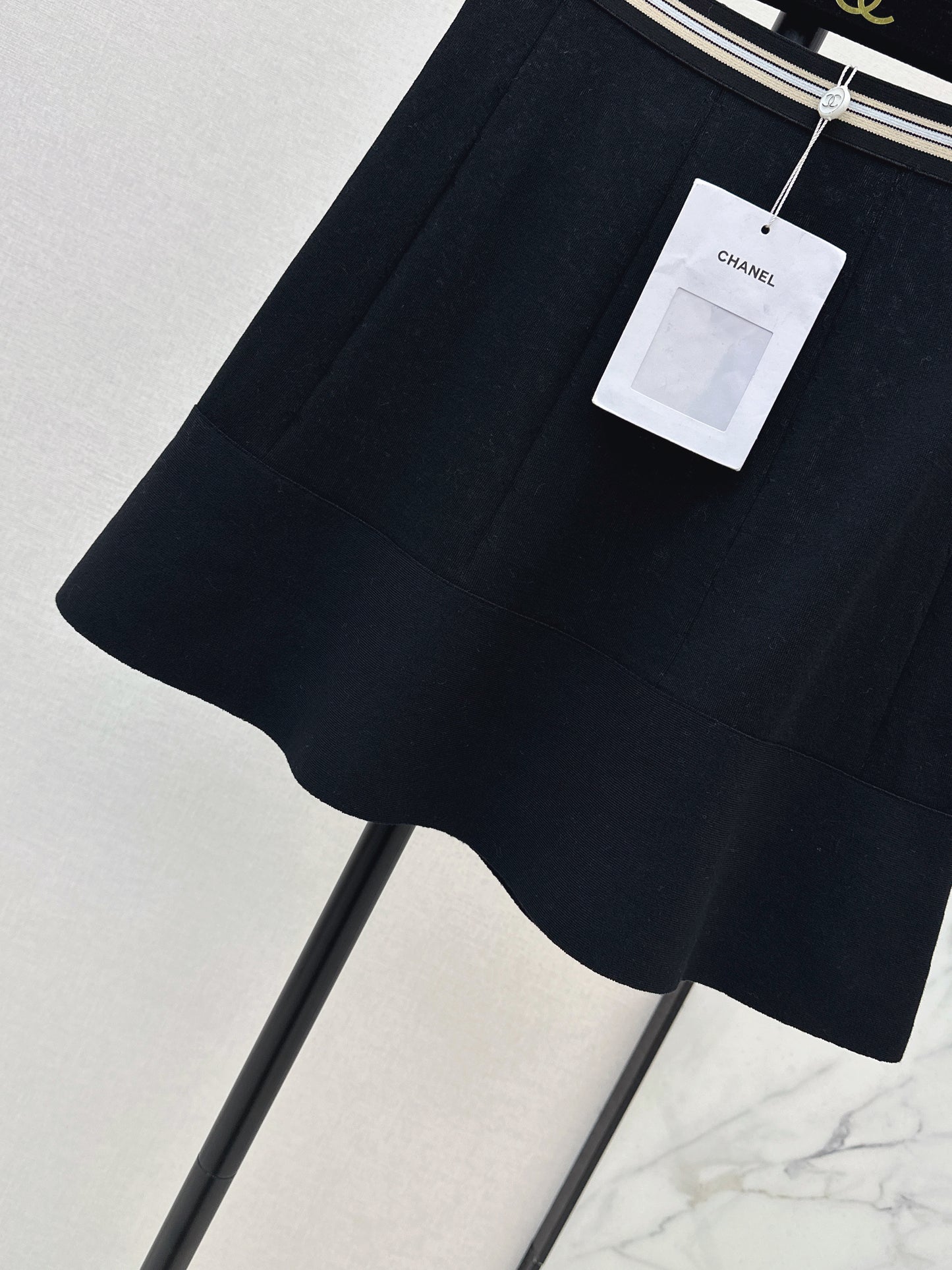 26ss Youthful and Versatile Midi Skirt