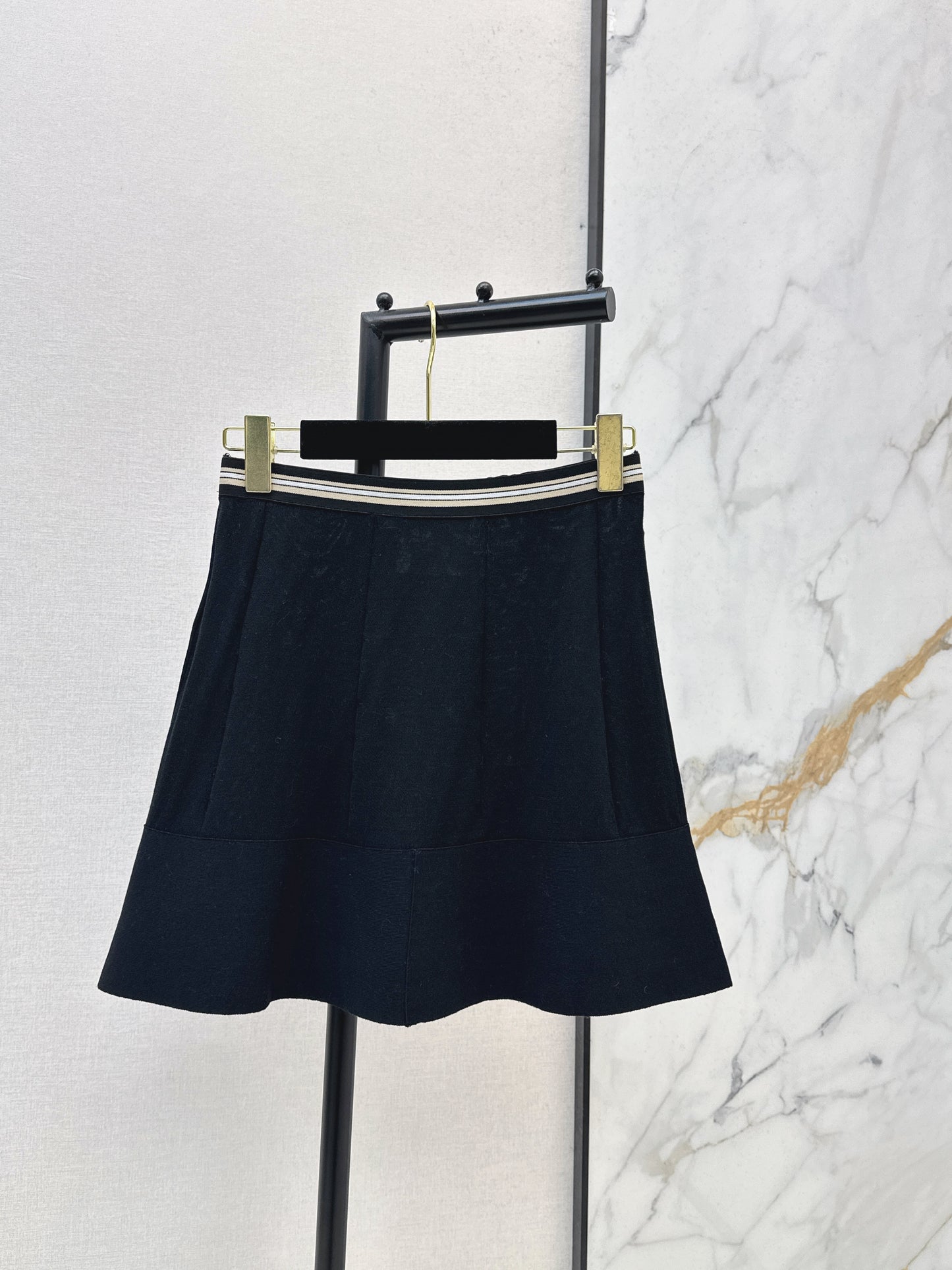 26ss Youthful and Versatile Midi Skirt