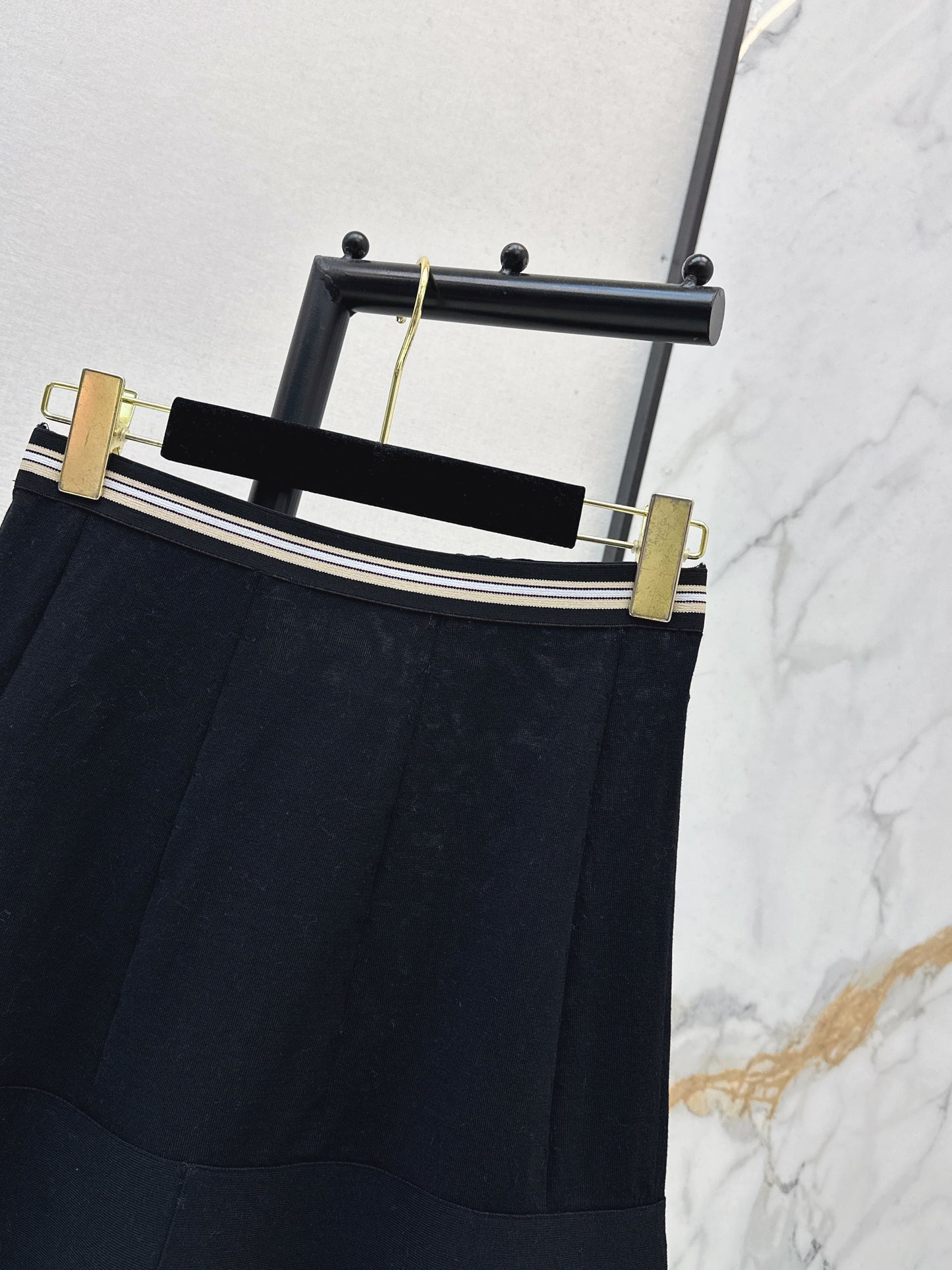 26ss Youthful and Versatile Midi Skirt