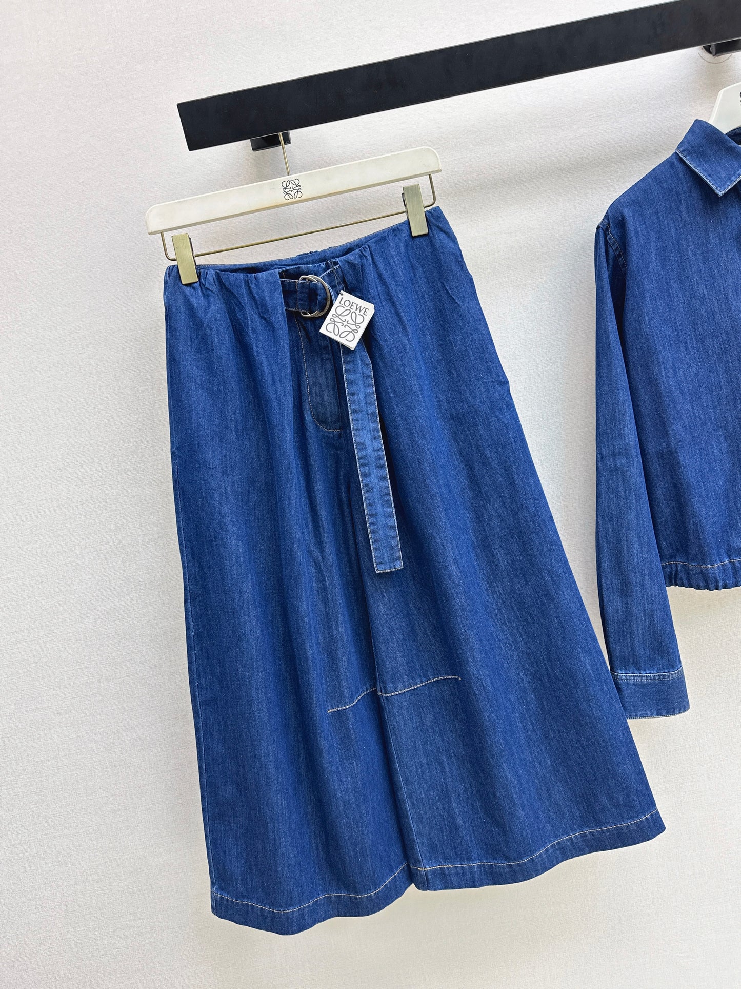 26ss Cropped jeans with visible stitching