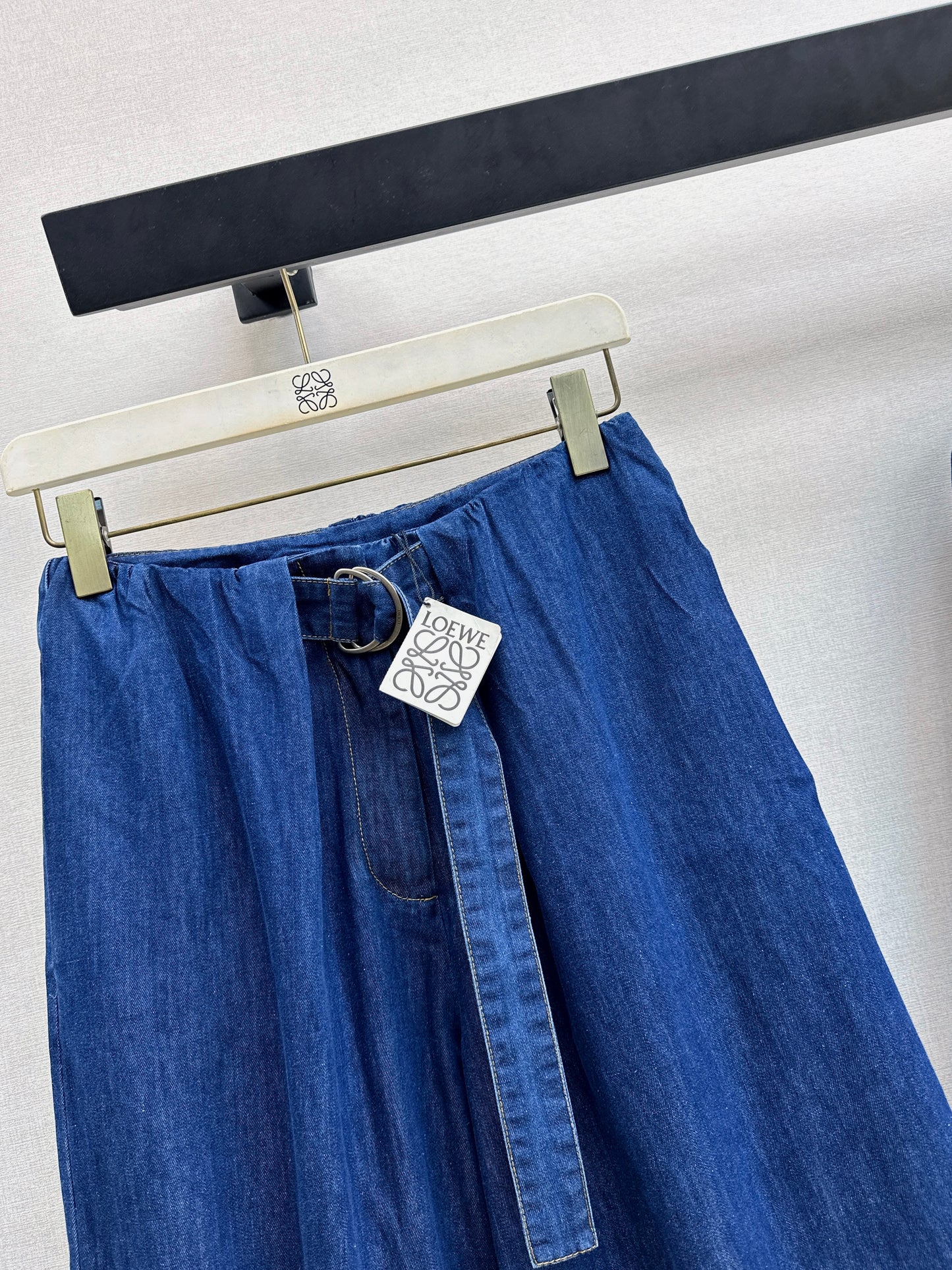 26ss Cropped jeans with visible stitching