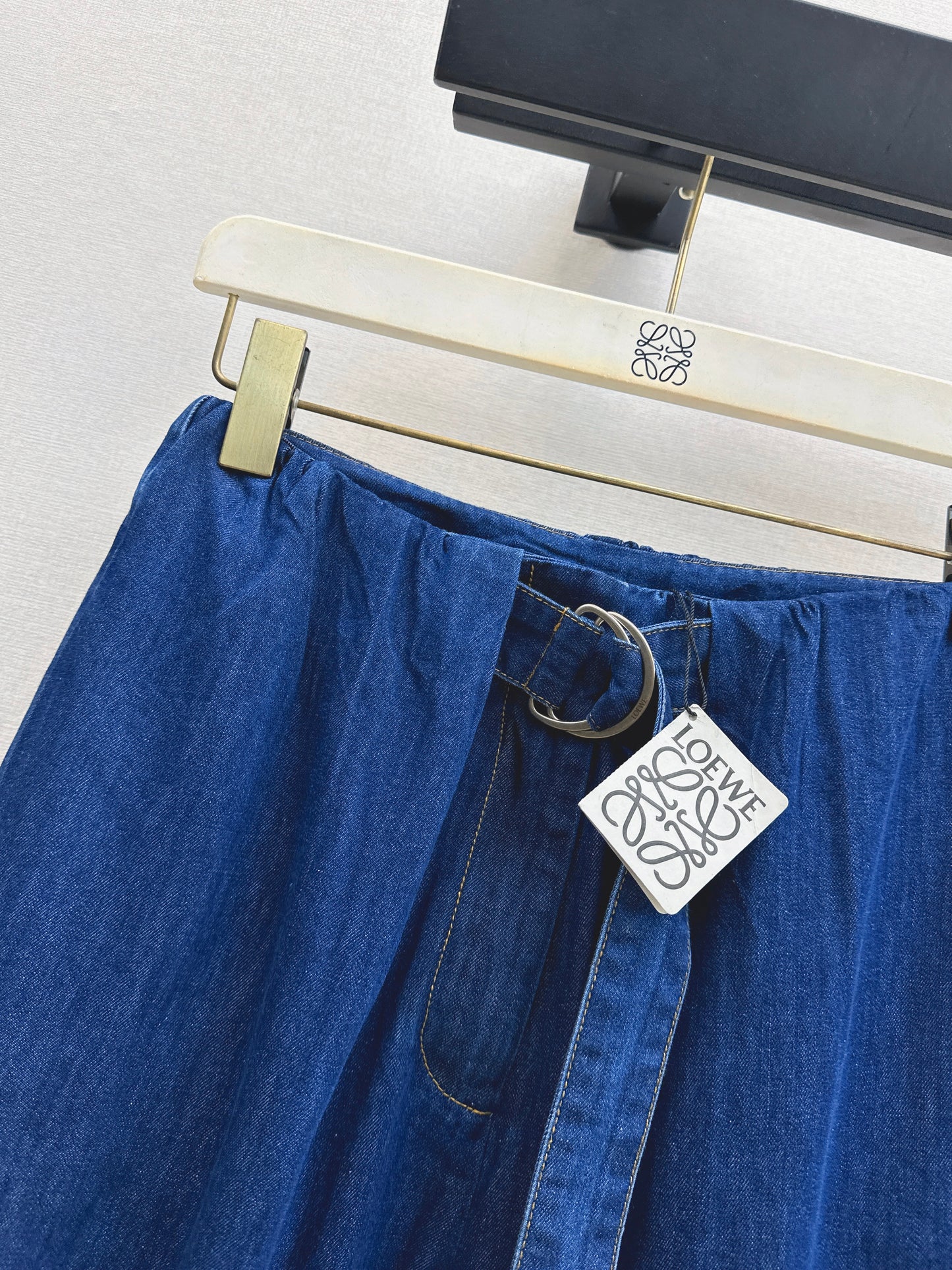 26ss Cropped jeans with visible stitching