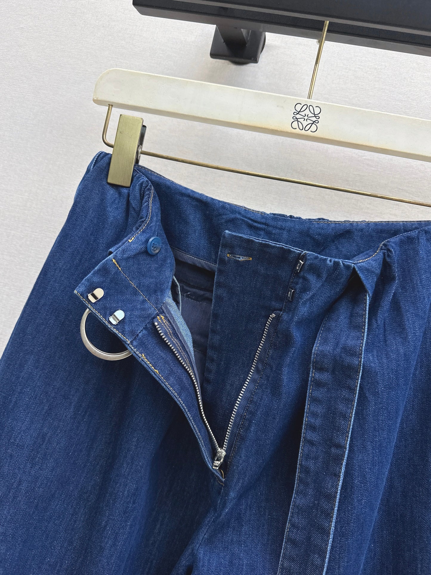 26ss Cropped jeans with visible stitching
