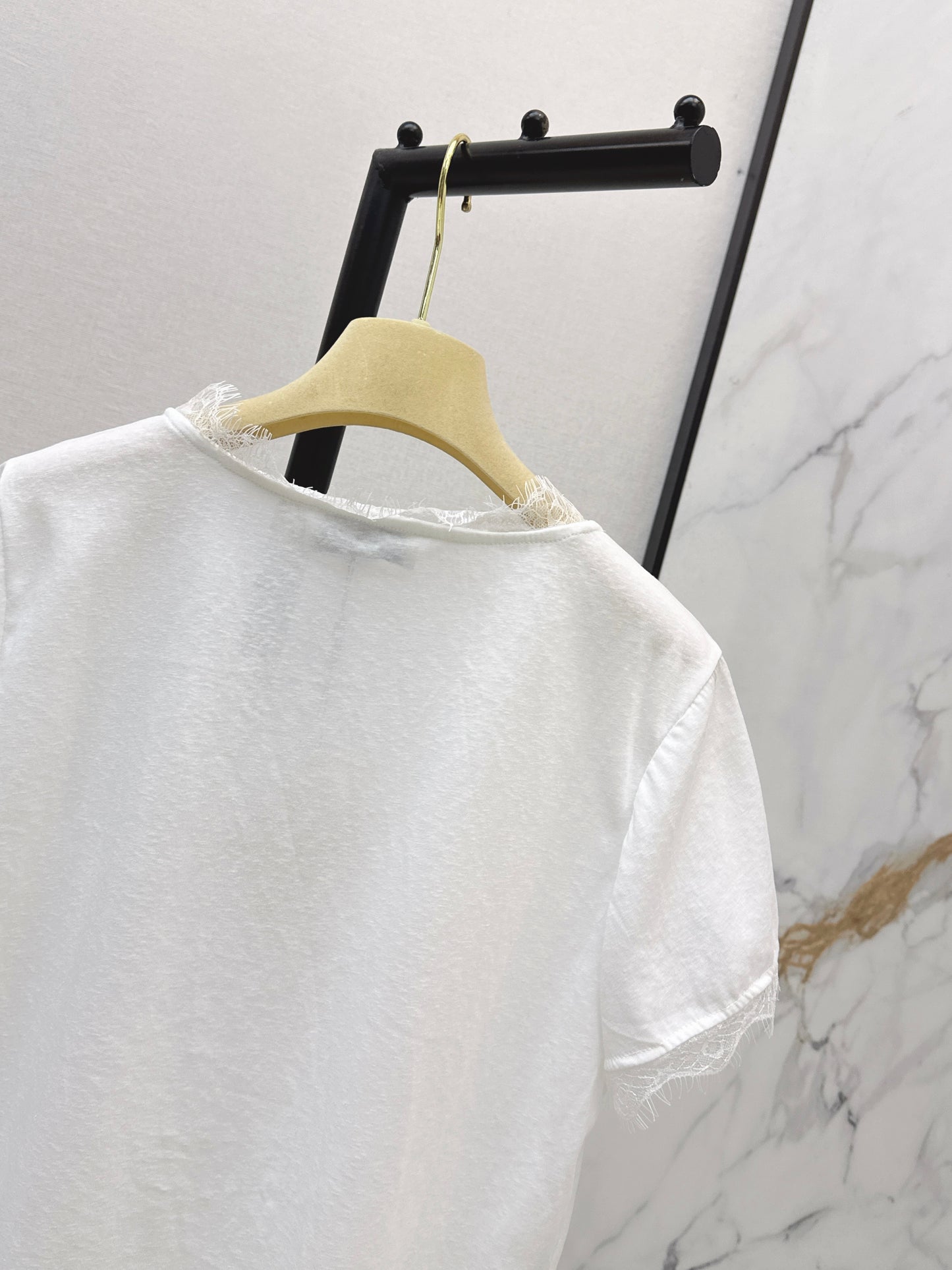 26ss Lace-trimmed V-neck T-shirt