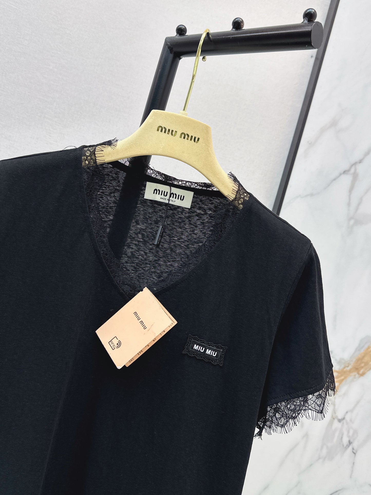 26ss Lace-trimmed V-neck T-shirt