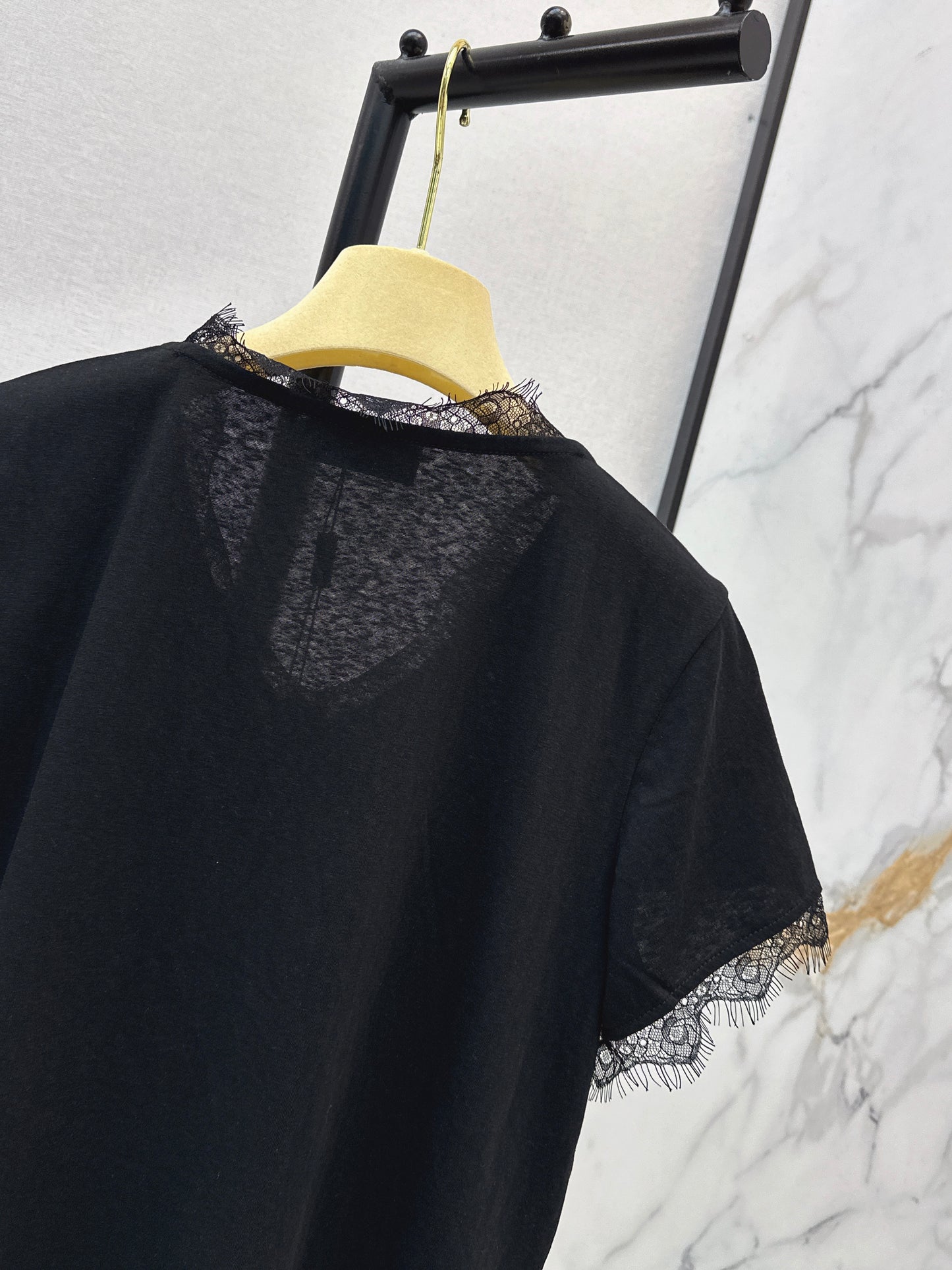 26ss Lace-trimmed V-neck T-shirt