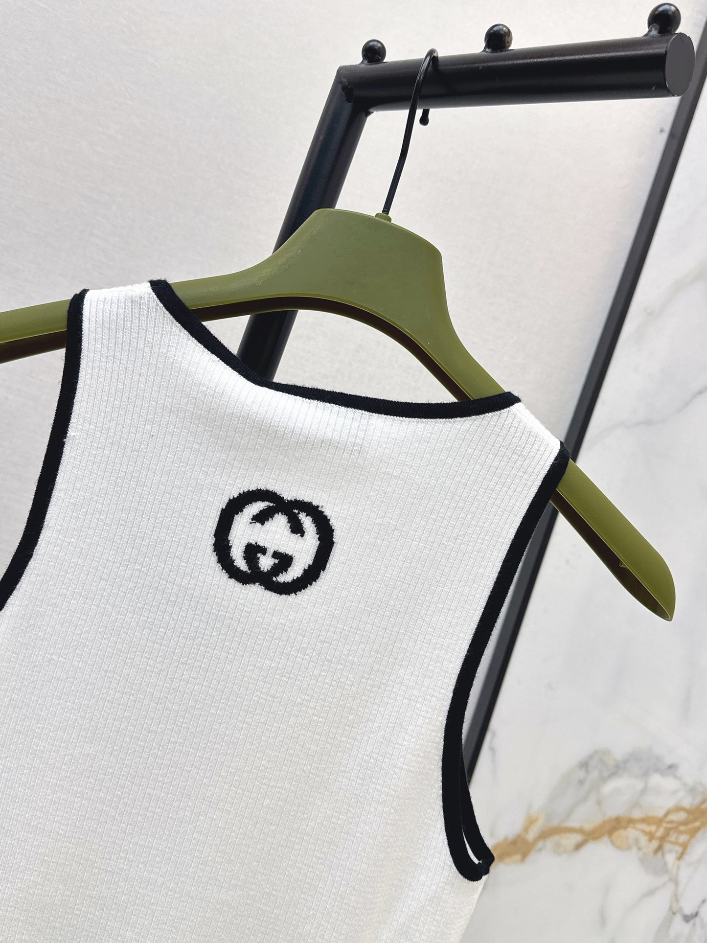 26ss Color-blocked trim knit vest