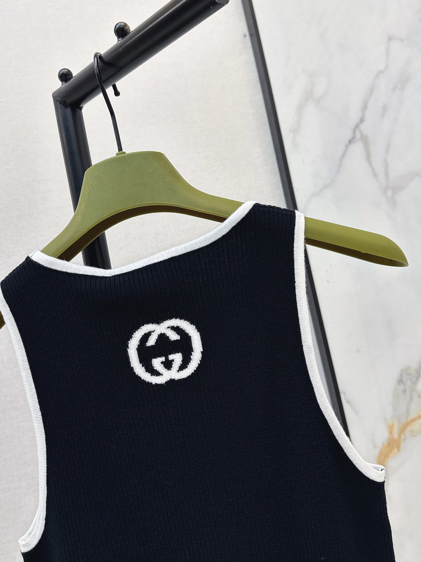 26ss Color-blocked trim knit vest