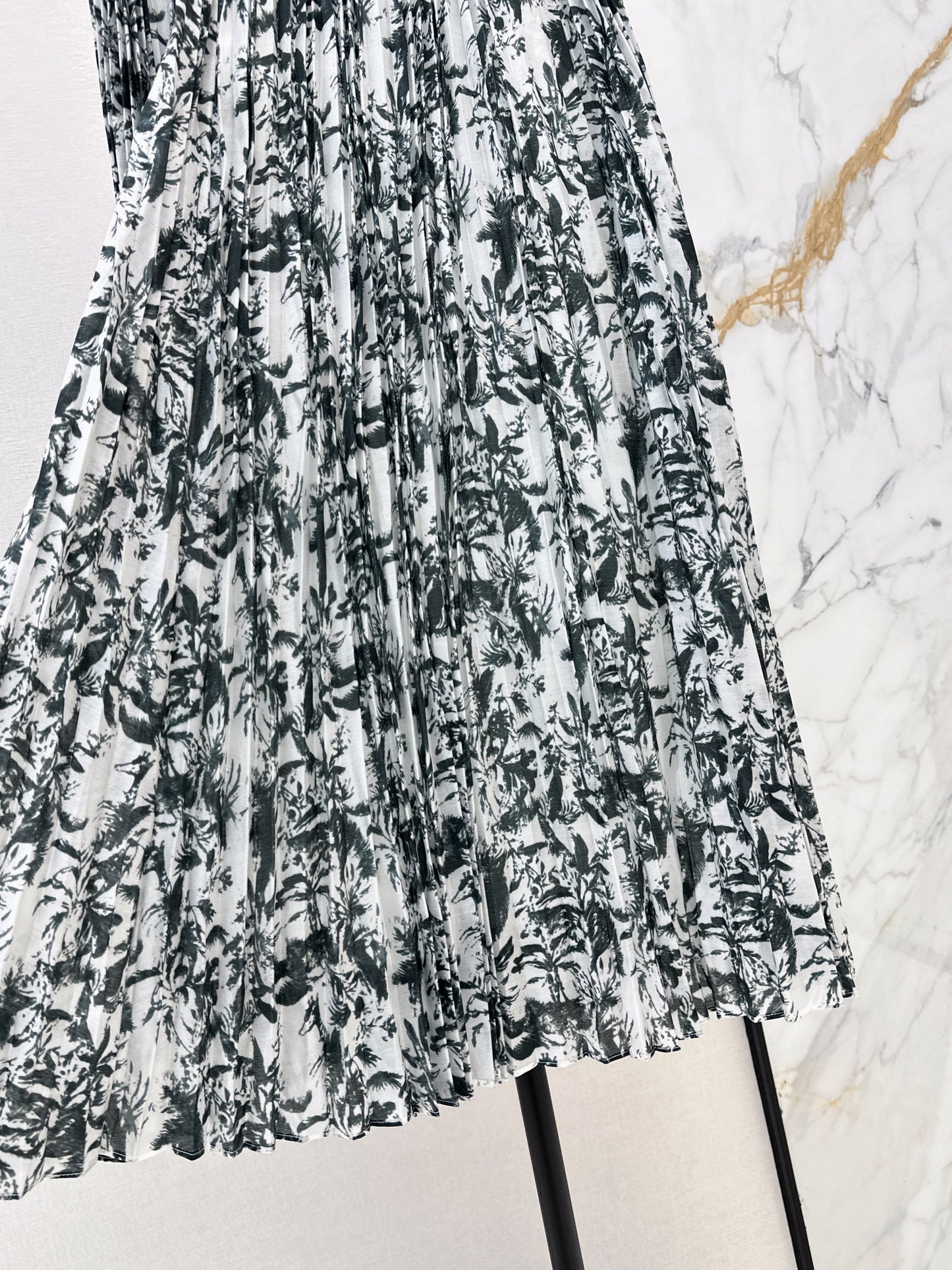 26ss Pleated midi skirt