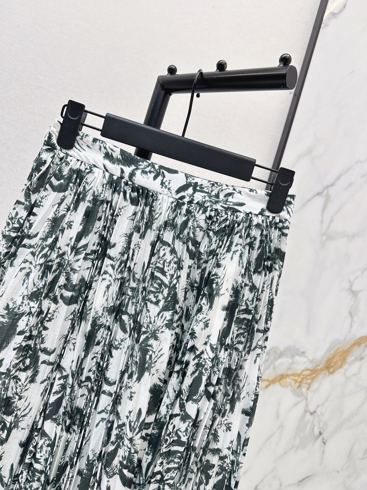 26ss Pleated midi skirt