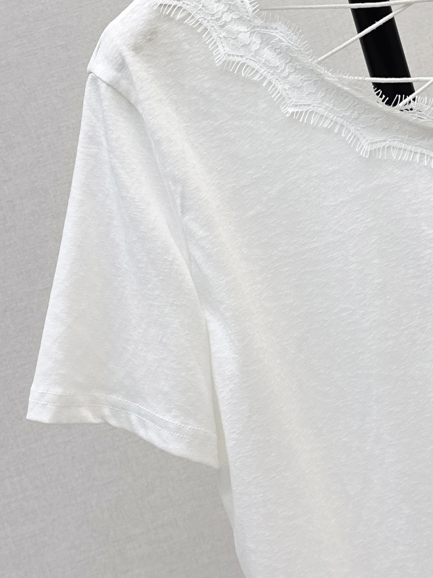 26ss Lace-trimmed V-neck T-shirt