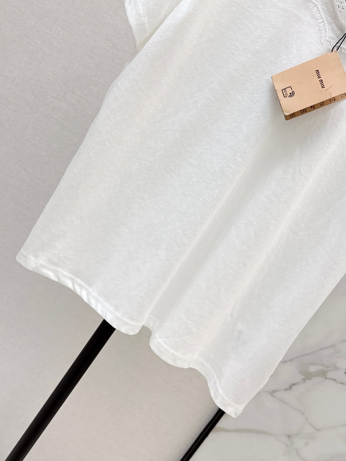 26ss Lace-trimmed V-neck T-shirt
