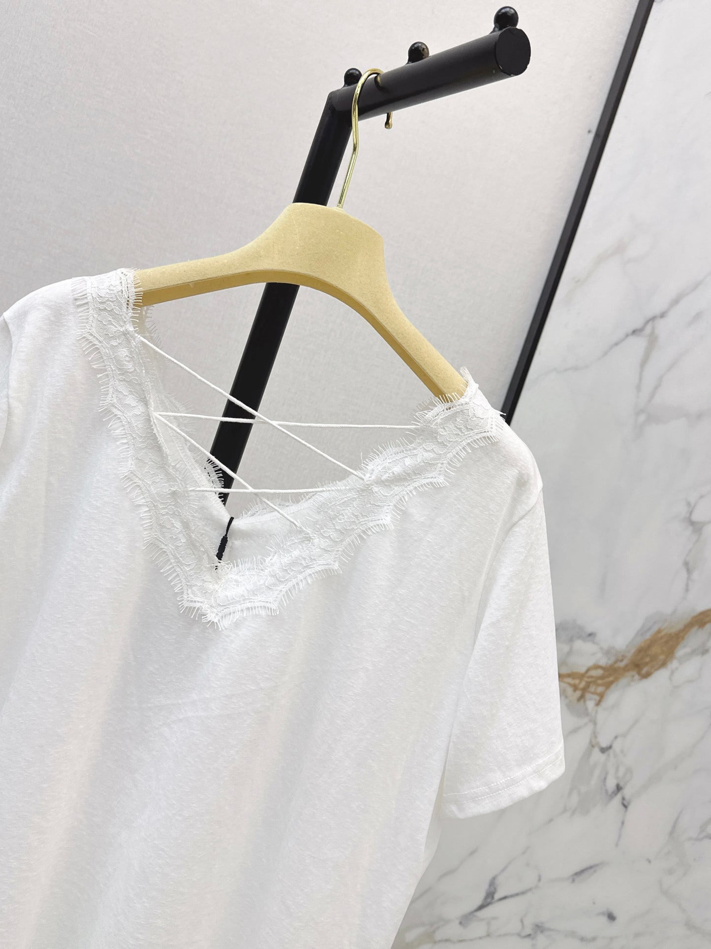 26ss Lace-trimmed V-neck T-shirt