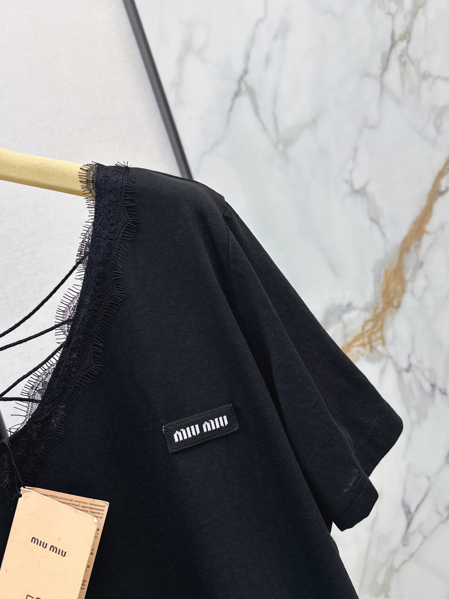 26ss Lace-trimmed V-neck T-shirt