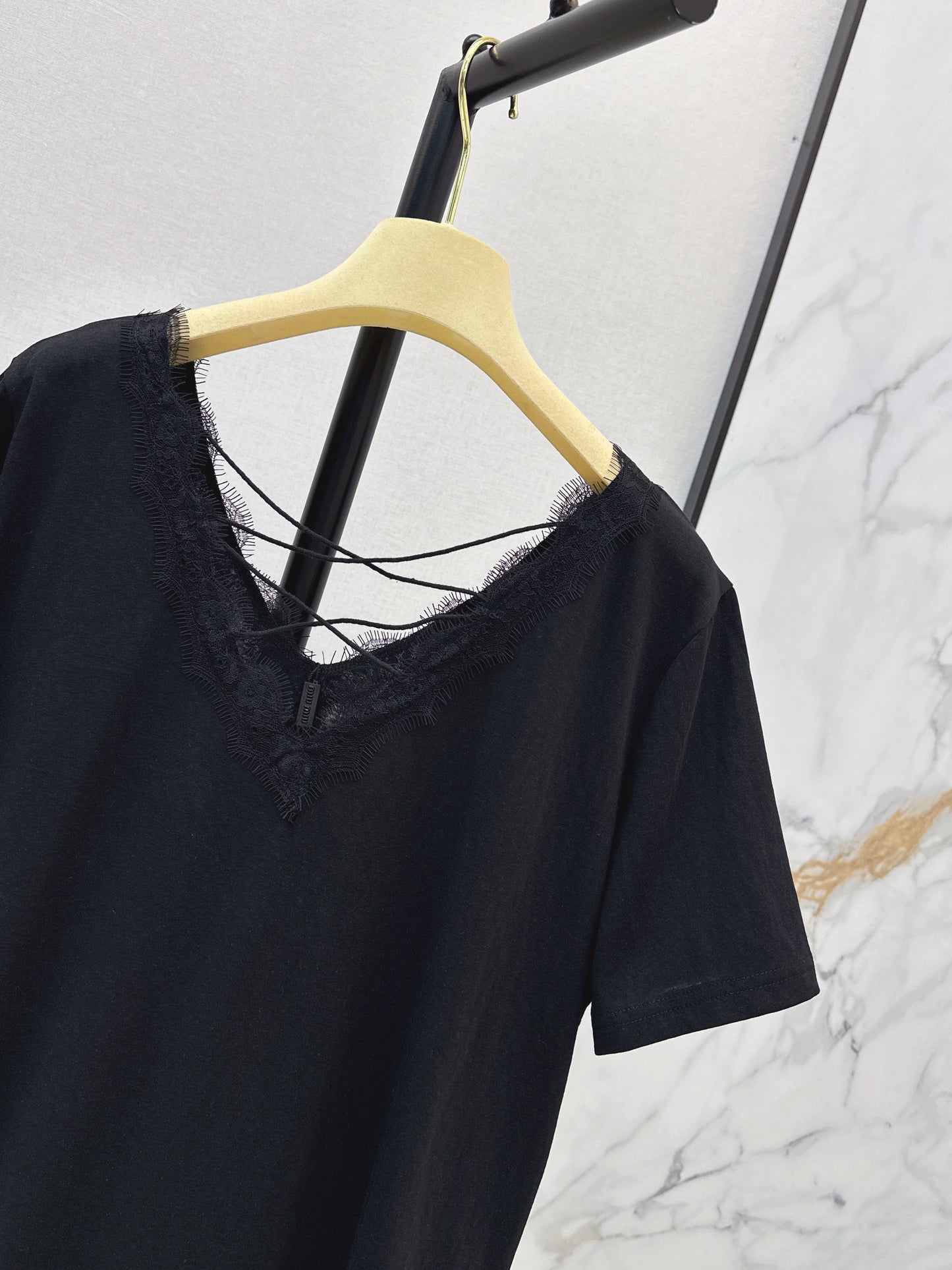 26ss Lace-trimmed V-neck T-shirt