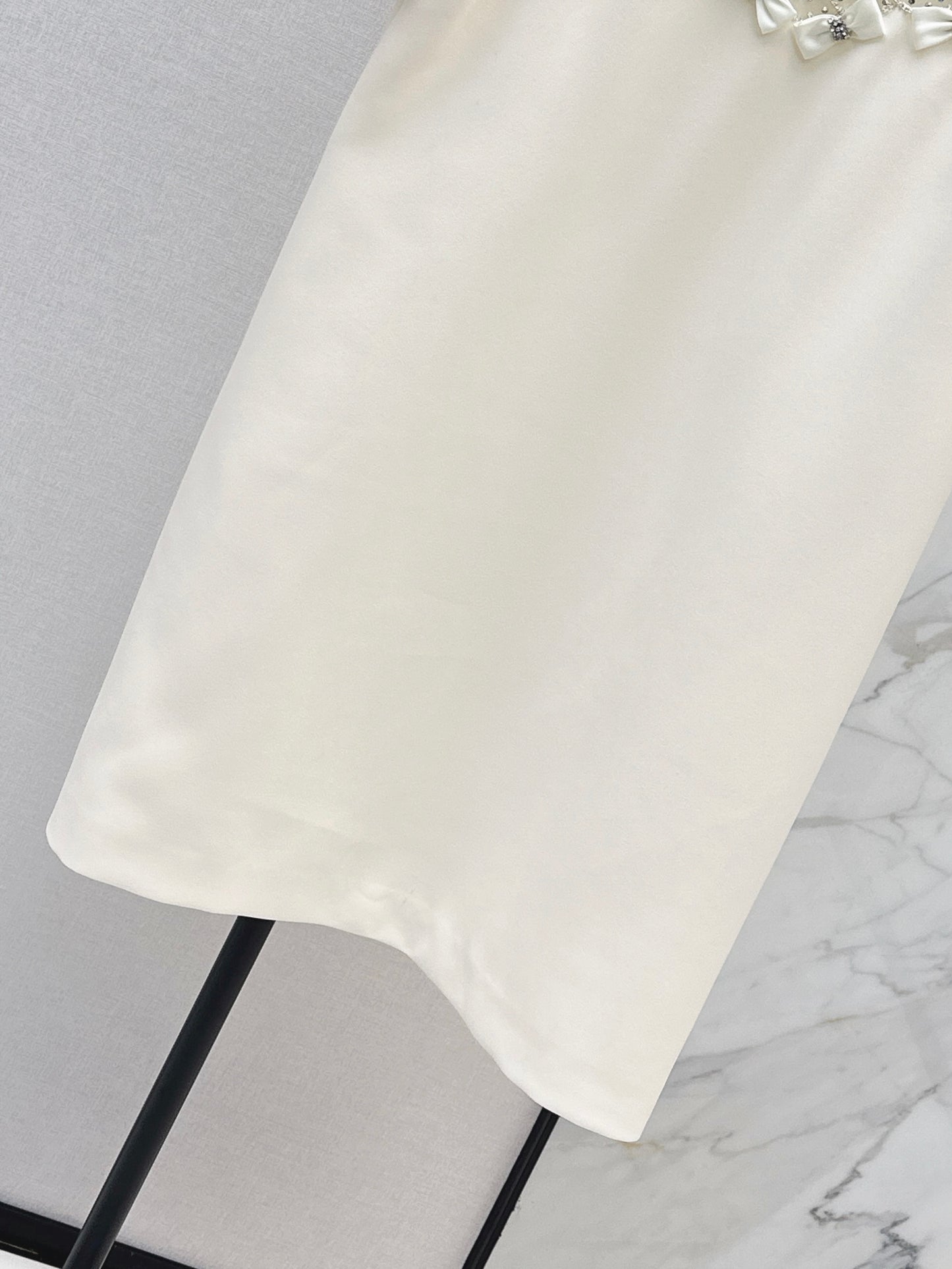 26ss Bow-embellished rhinestone dress