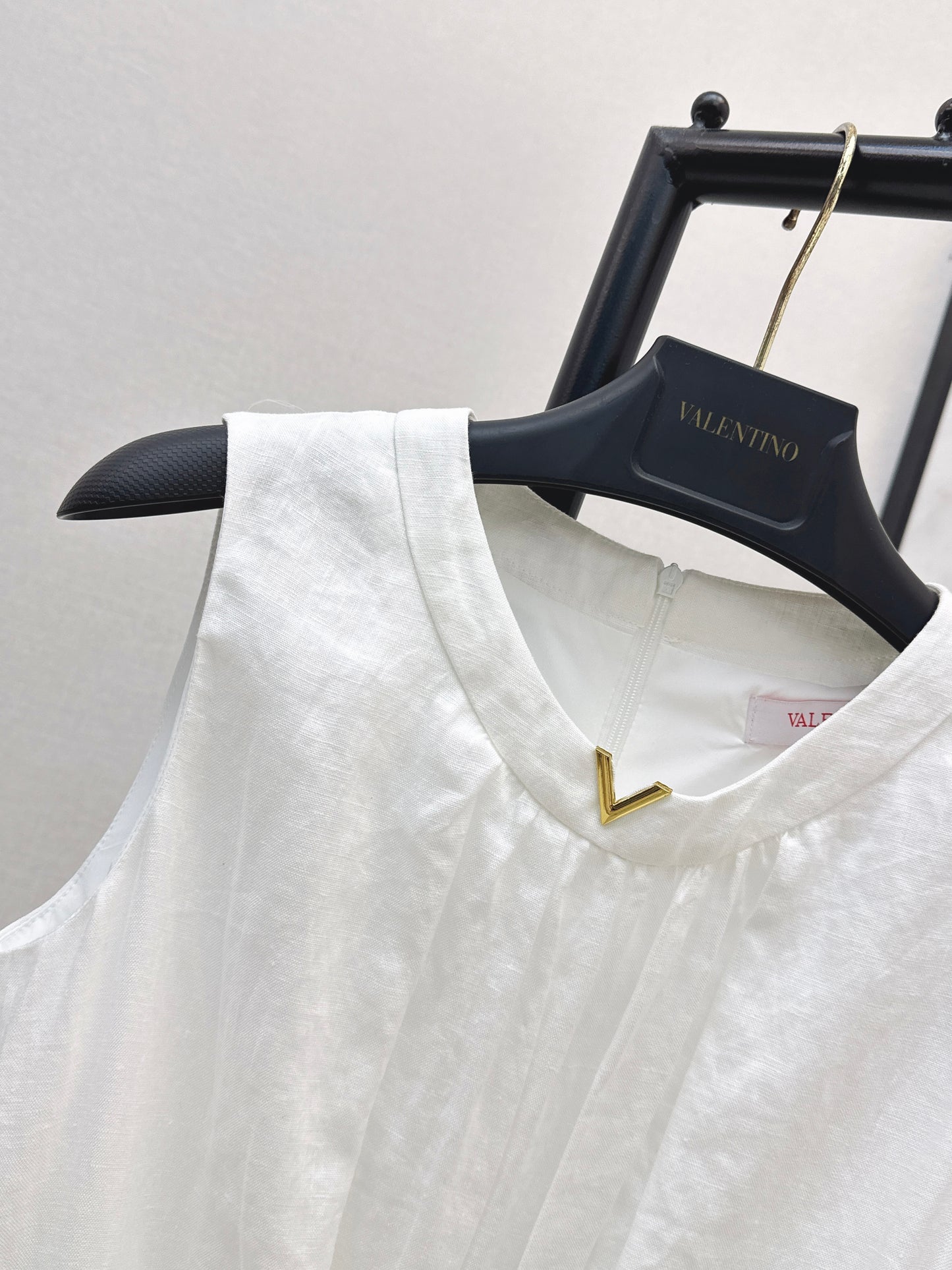 26ss V-shaped dress with metal belt