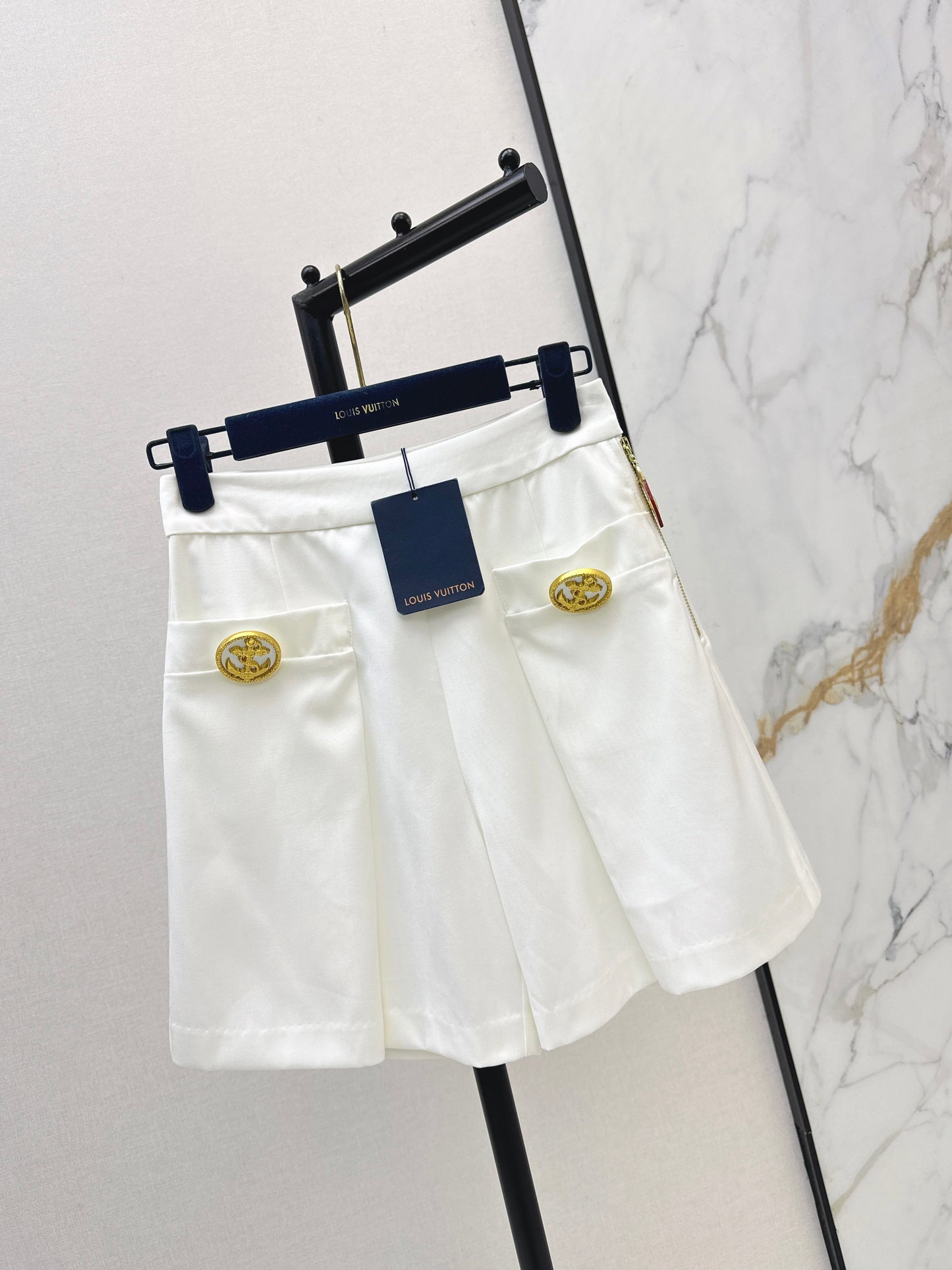 26ss GWide-leg shorts with gold buckle embellishments