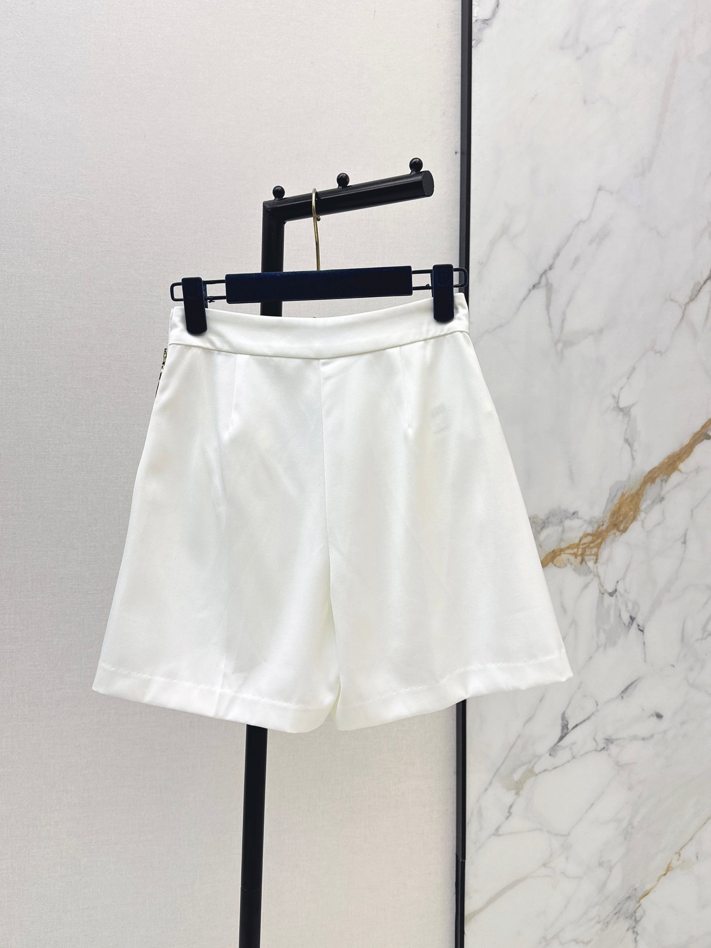 26ss GWide-leg shorts with gold buckle embellishments