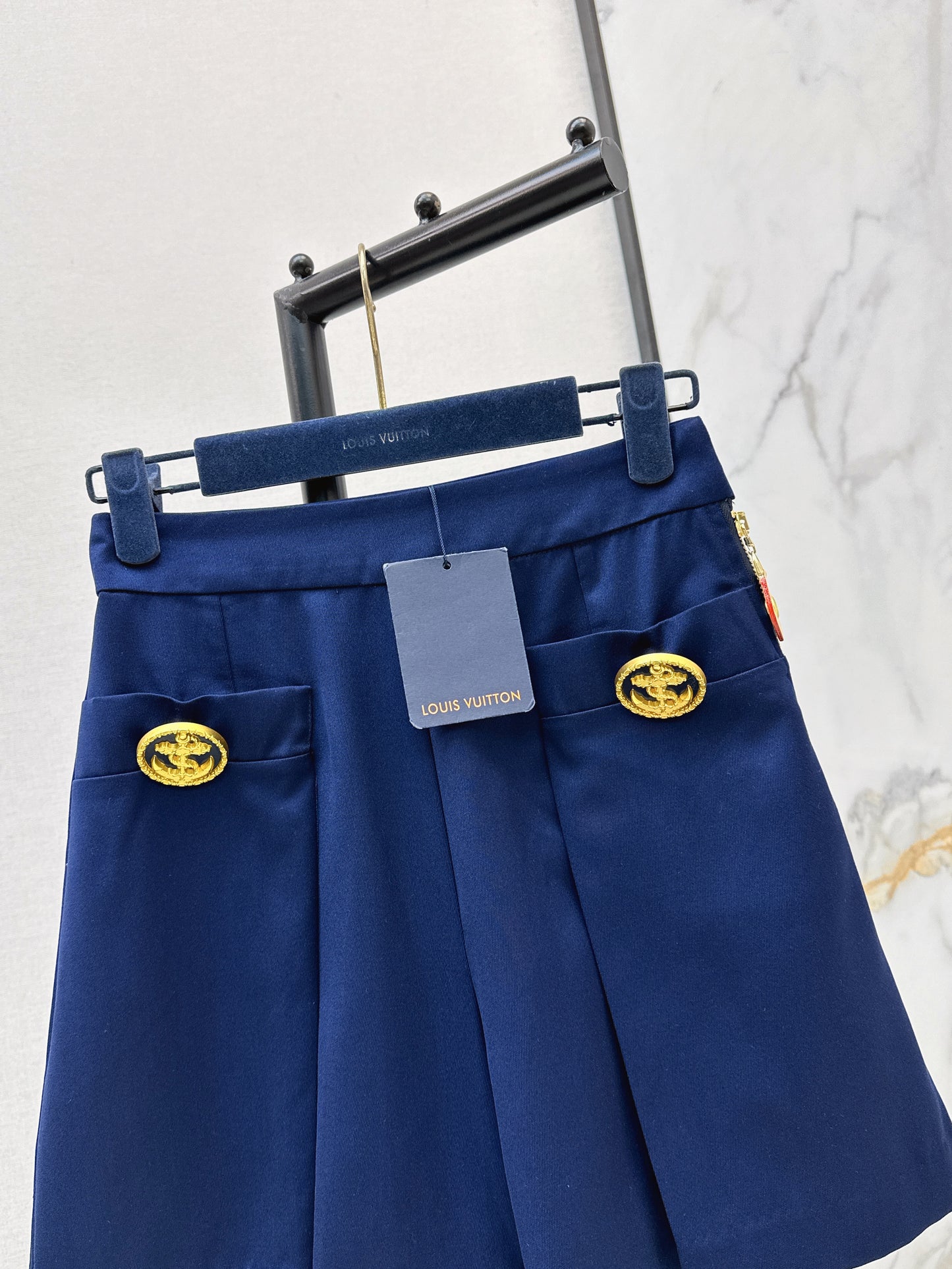 26ss GWide-leg shorts with gold buckle embellishments