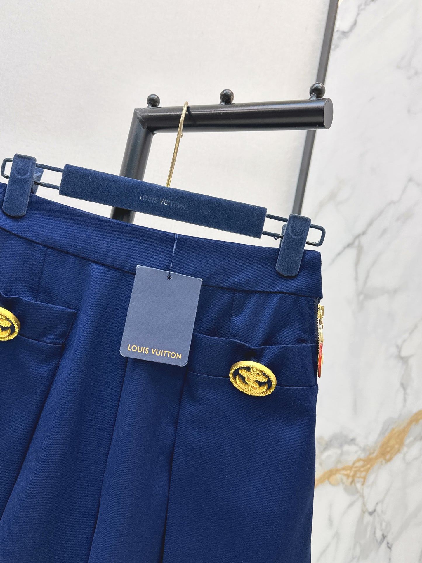 26ss GWide-leg shorts with gold buckle embellishments