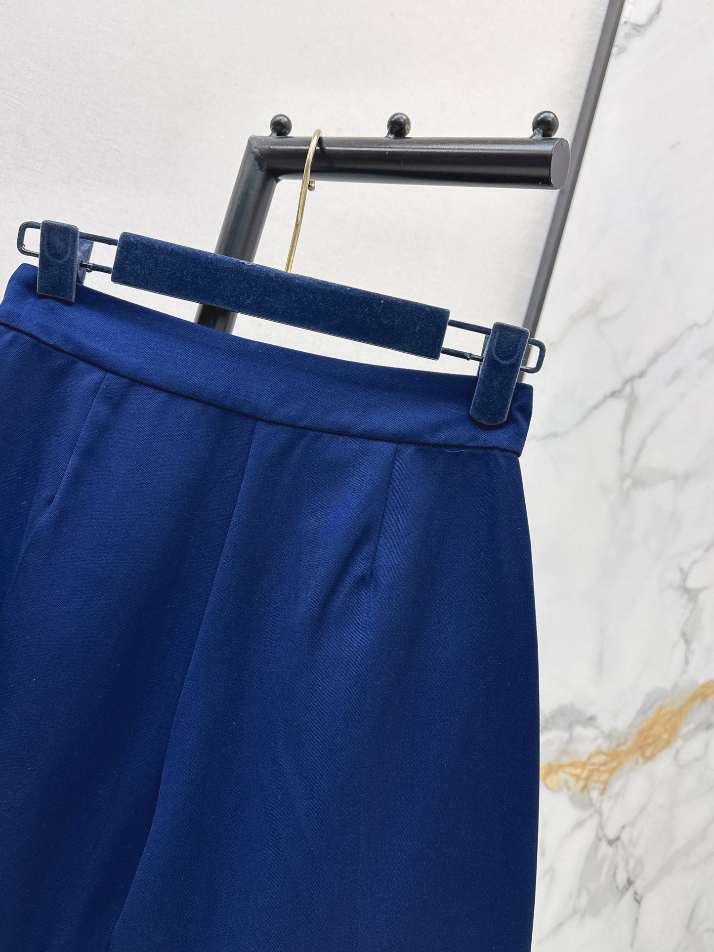 26ss GWide-leg shorts with gold buckle embellishments