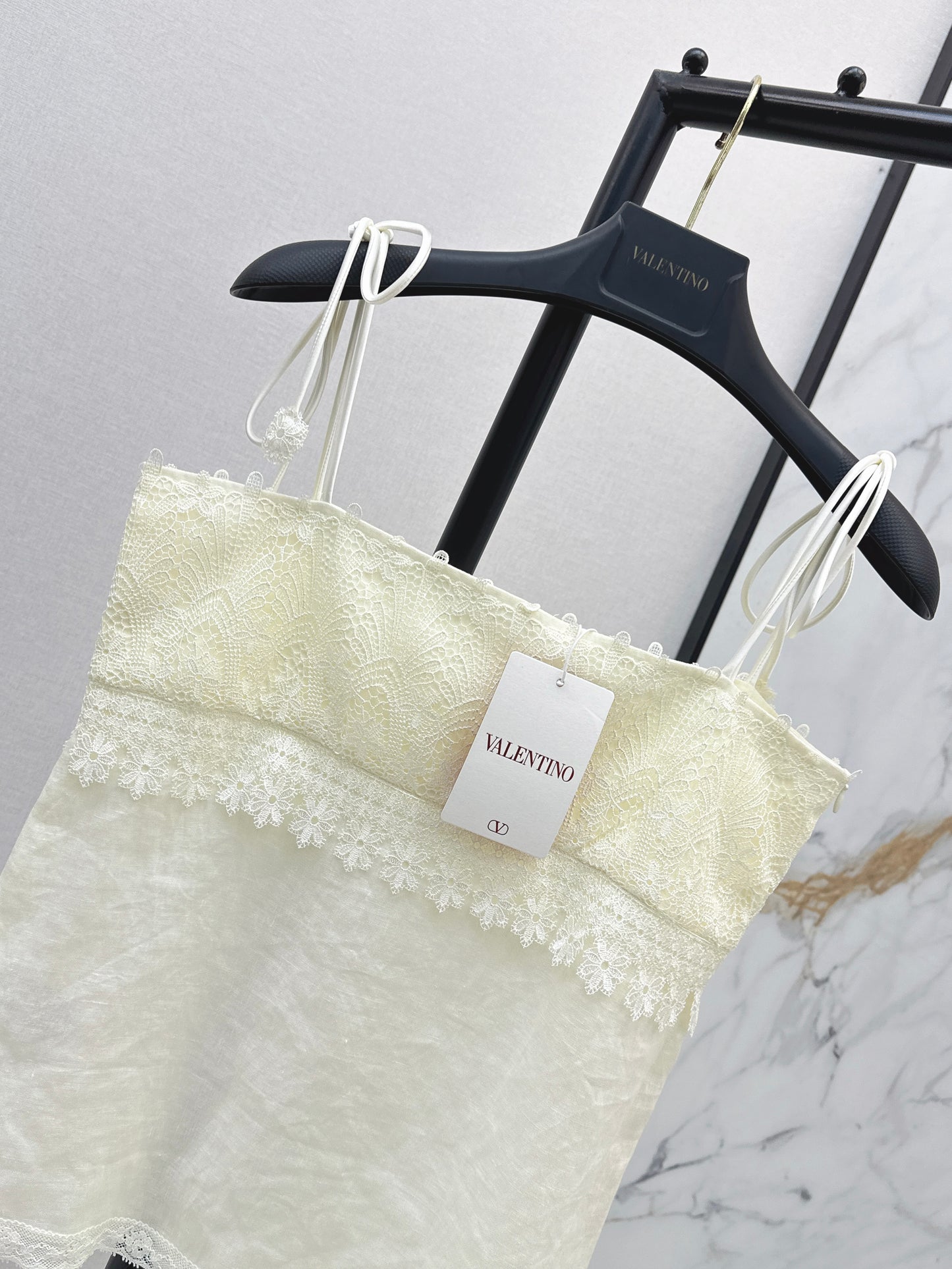 26ss Lace-trimmed tie-up vest