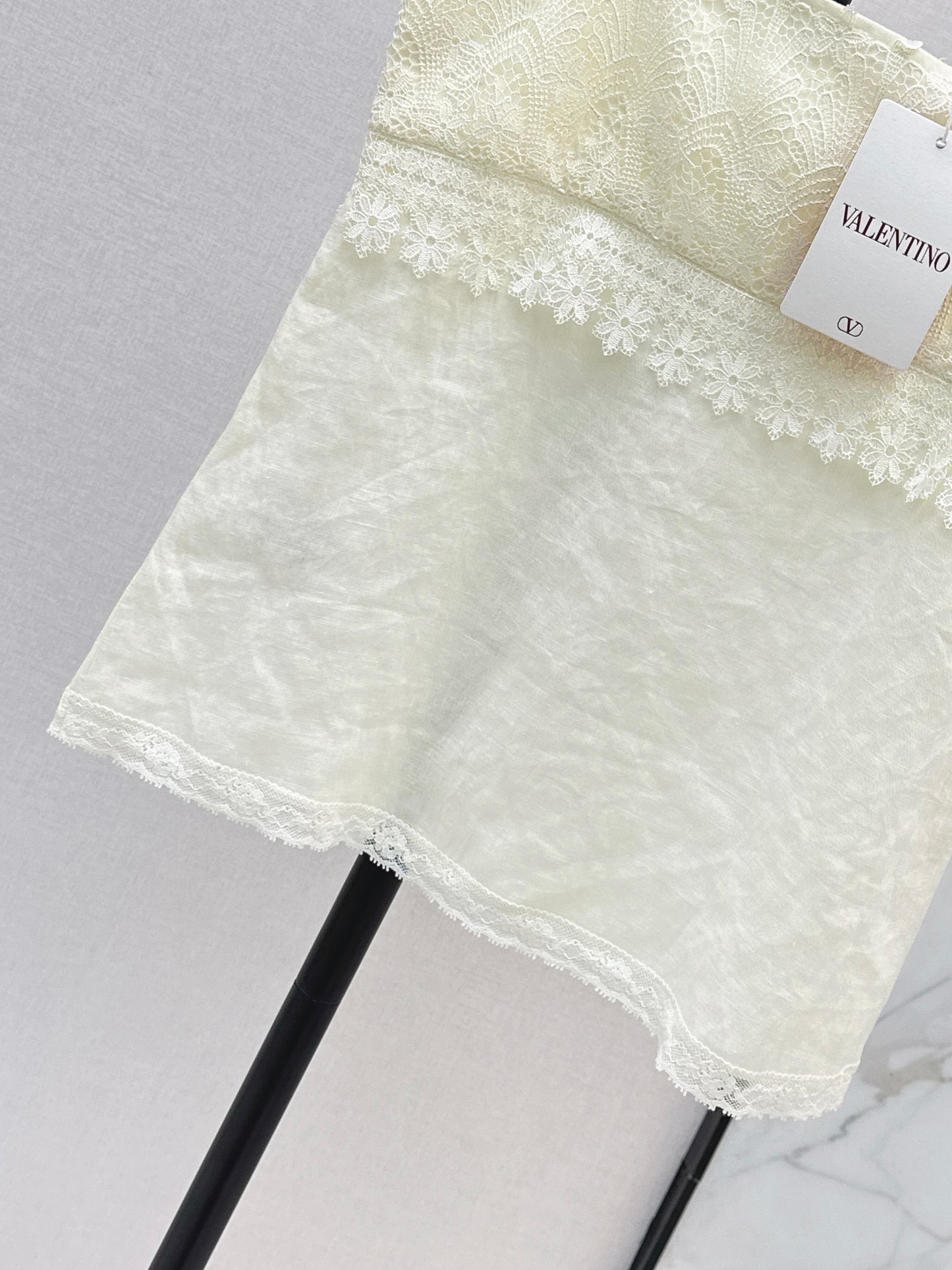 26ss Lace-trimmed tie-up vest