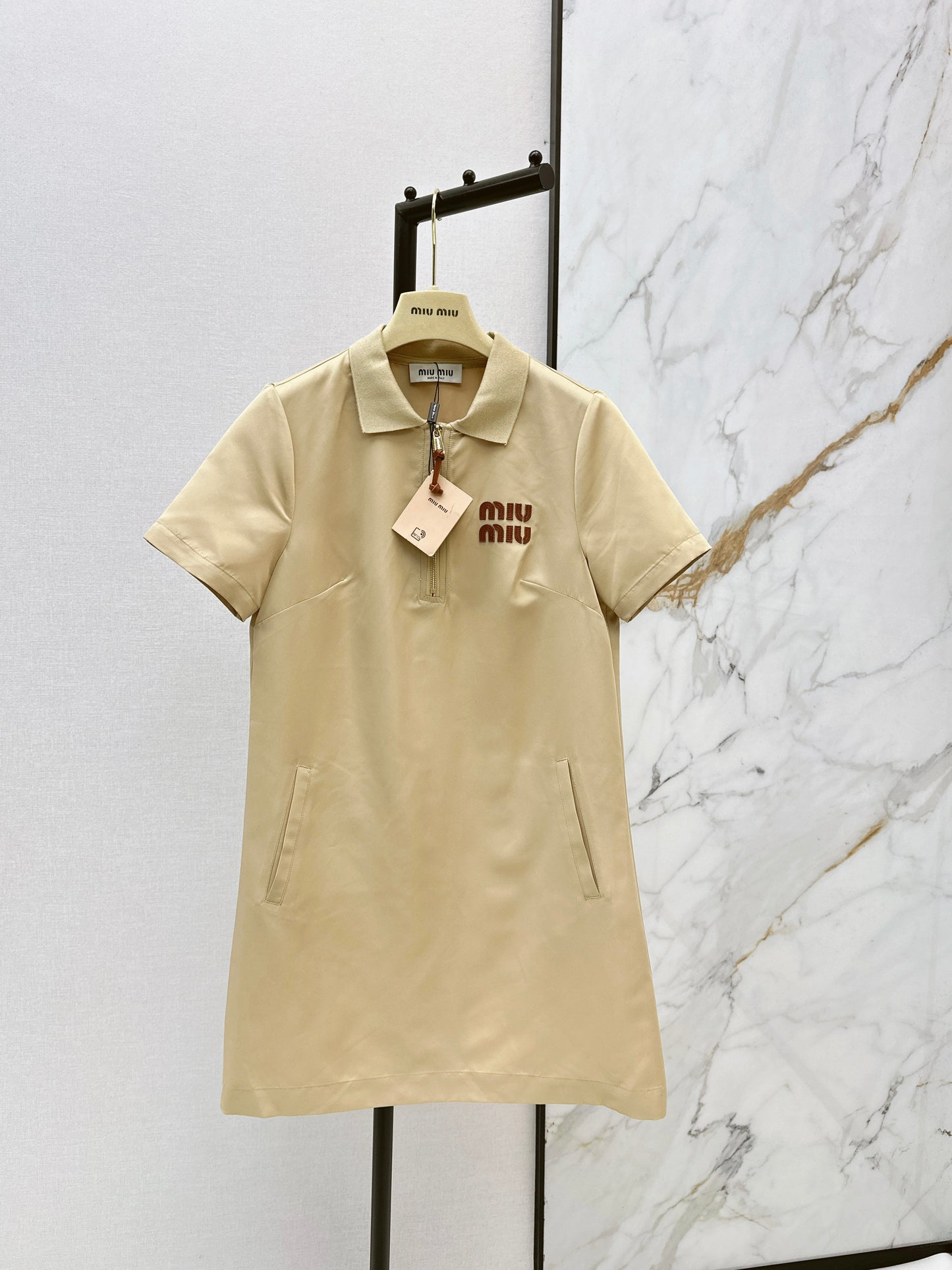 26ss Letter-embellished lapel dress