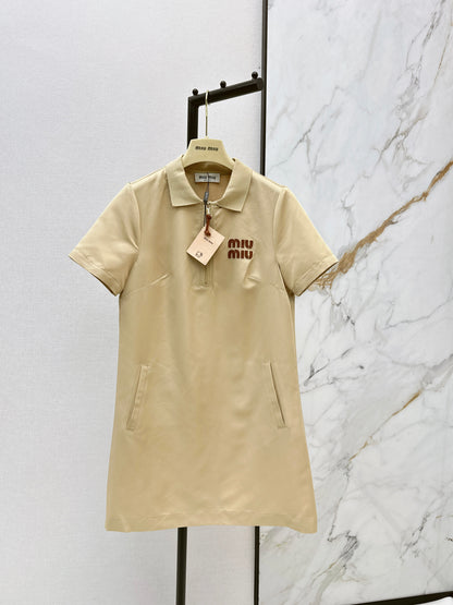 26ss Letter-embellished lapel dress