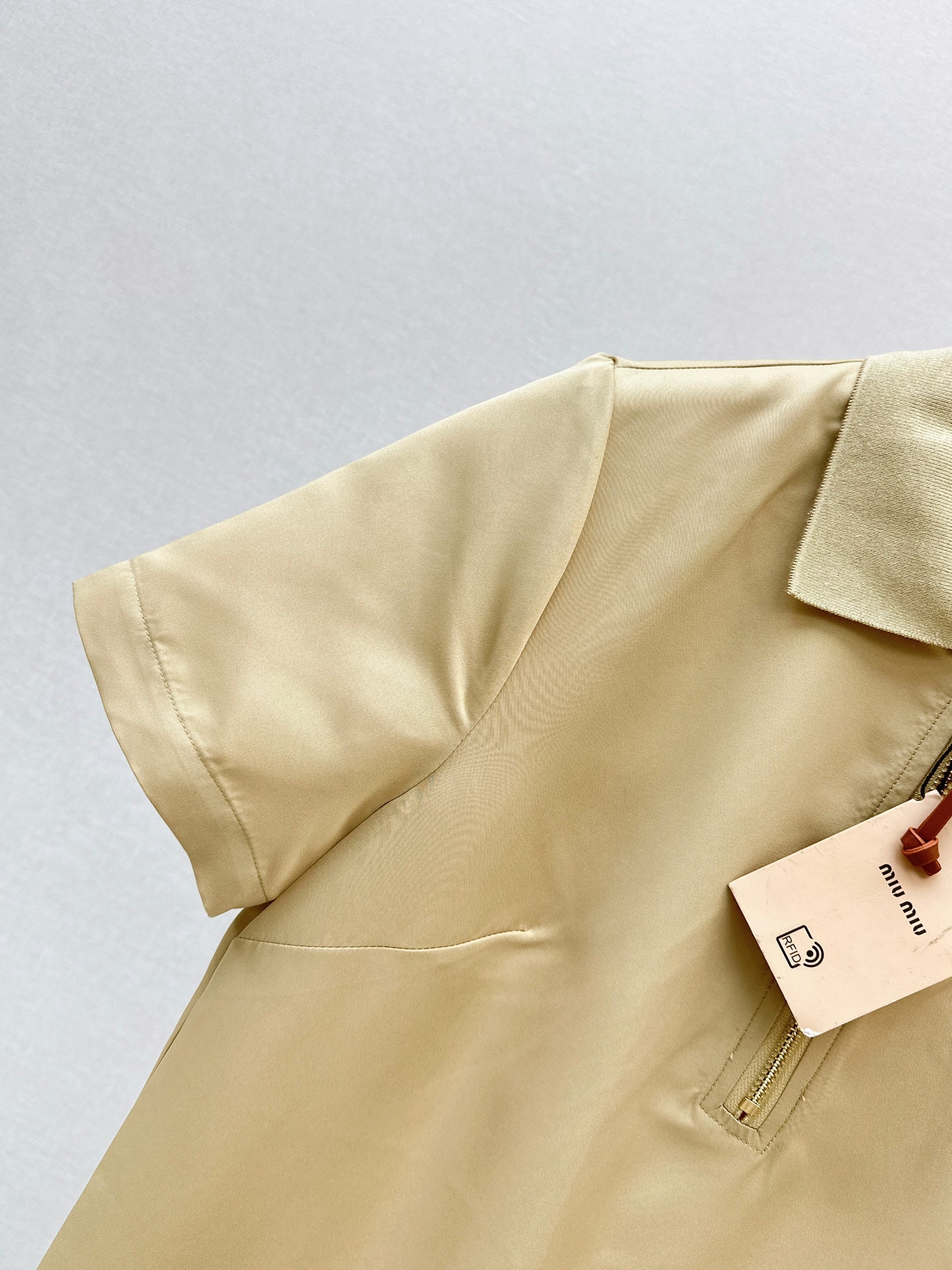26ss Letter-embellished lapel dress