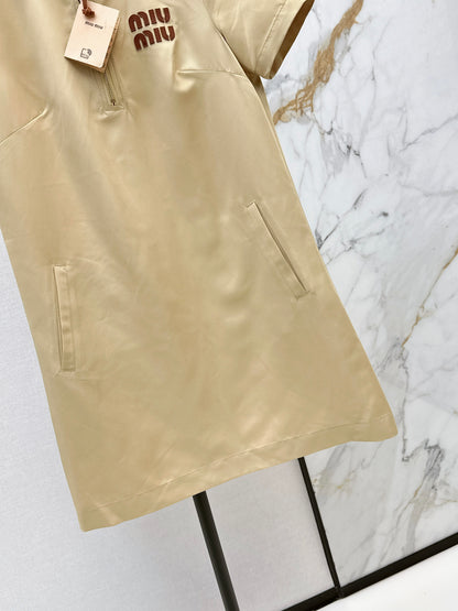 26ss Letter-embellished lapel dress
