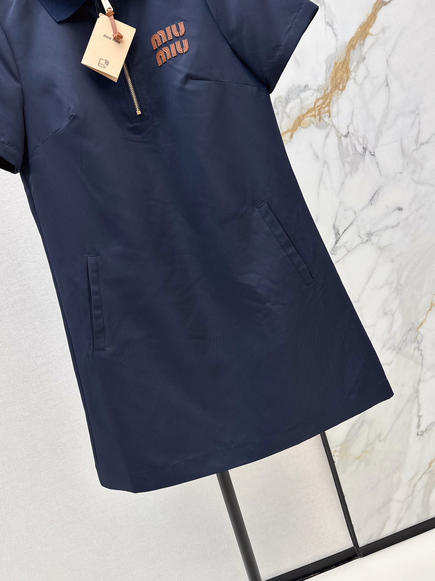 26ss Letter-embellished lapel dress